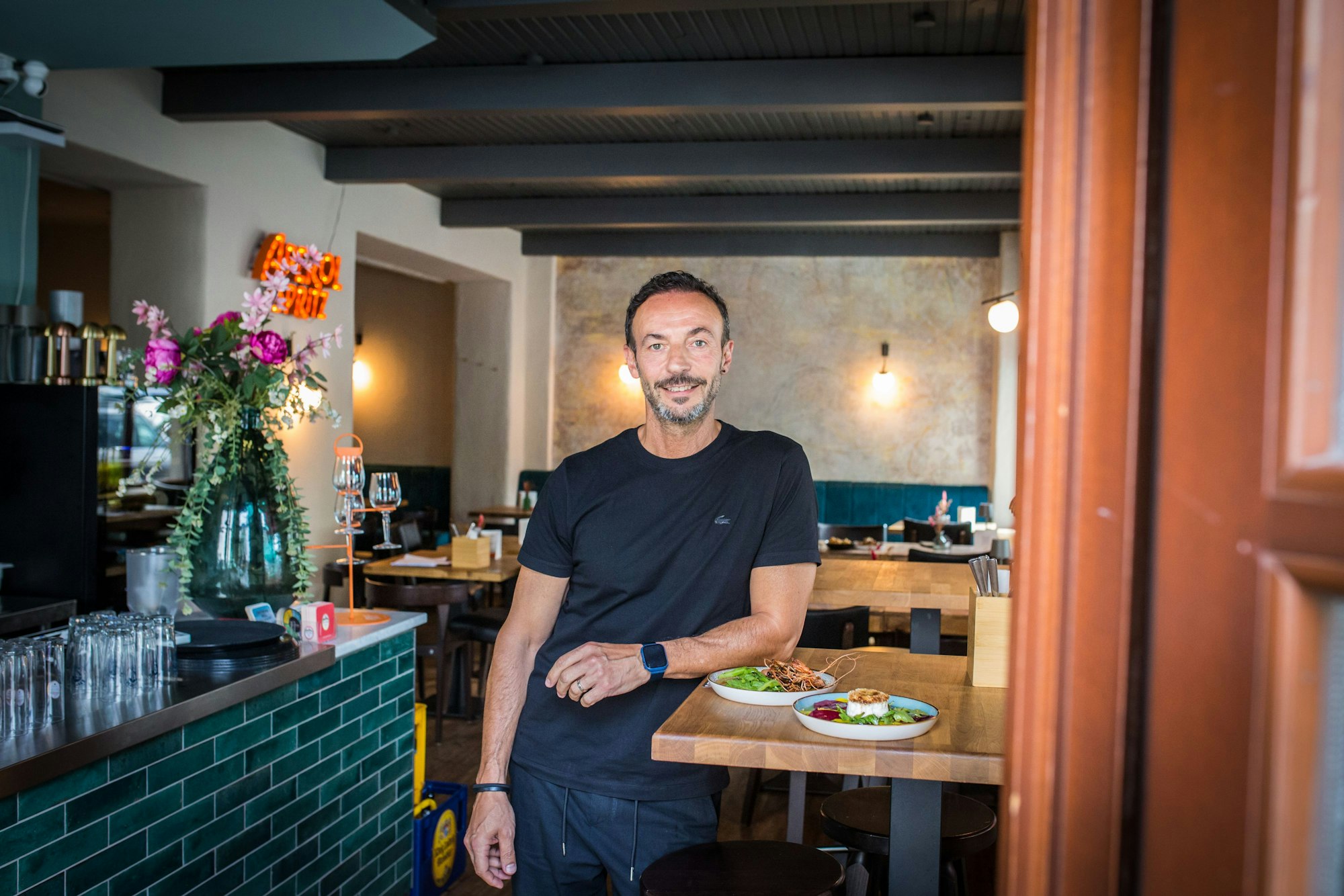 Cenk Menkü betreibt die „Genussbar“ in Neuehrenfeld.