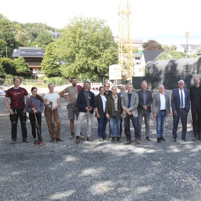 Der Landrat Sebastian Schuster und seine Mitarbeiter vom Rhein-Sieg-Kreis als Bauträger machten sich auf der Baustelle gemeinsam mit den Studenten ein Bild.