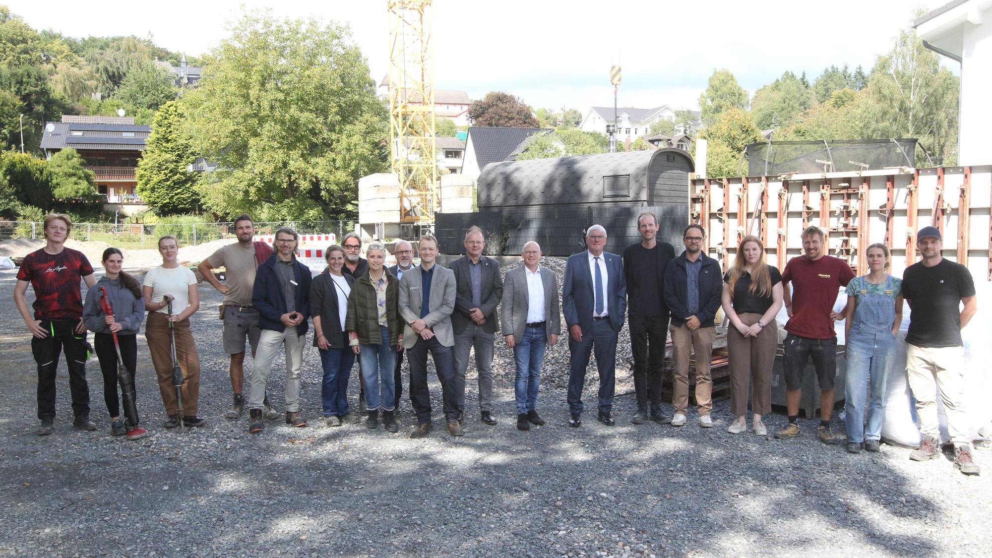 Der Landrat Sebastian Schuster und seine Mitarbeiter vom Rhein-Sieg-Kreis als Bauträger machten sich auf der Baustelle gemeinsam mit den Studenten ein Bild.