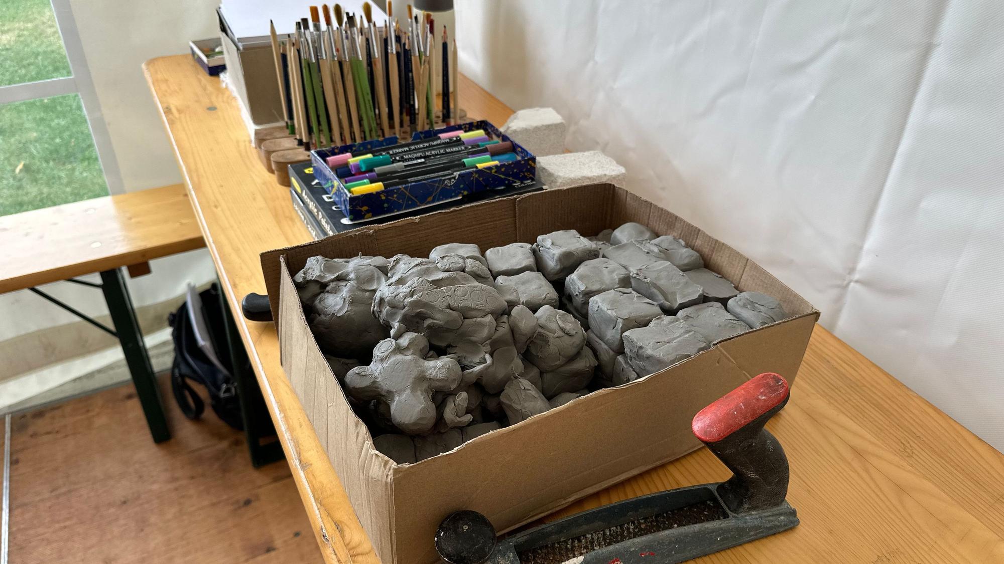 Kreativmaterial nicht nur für Kinder und Jugendliche liegt bereit.