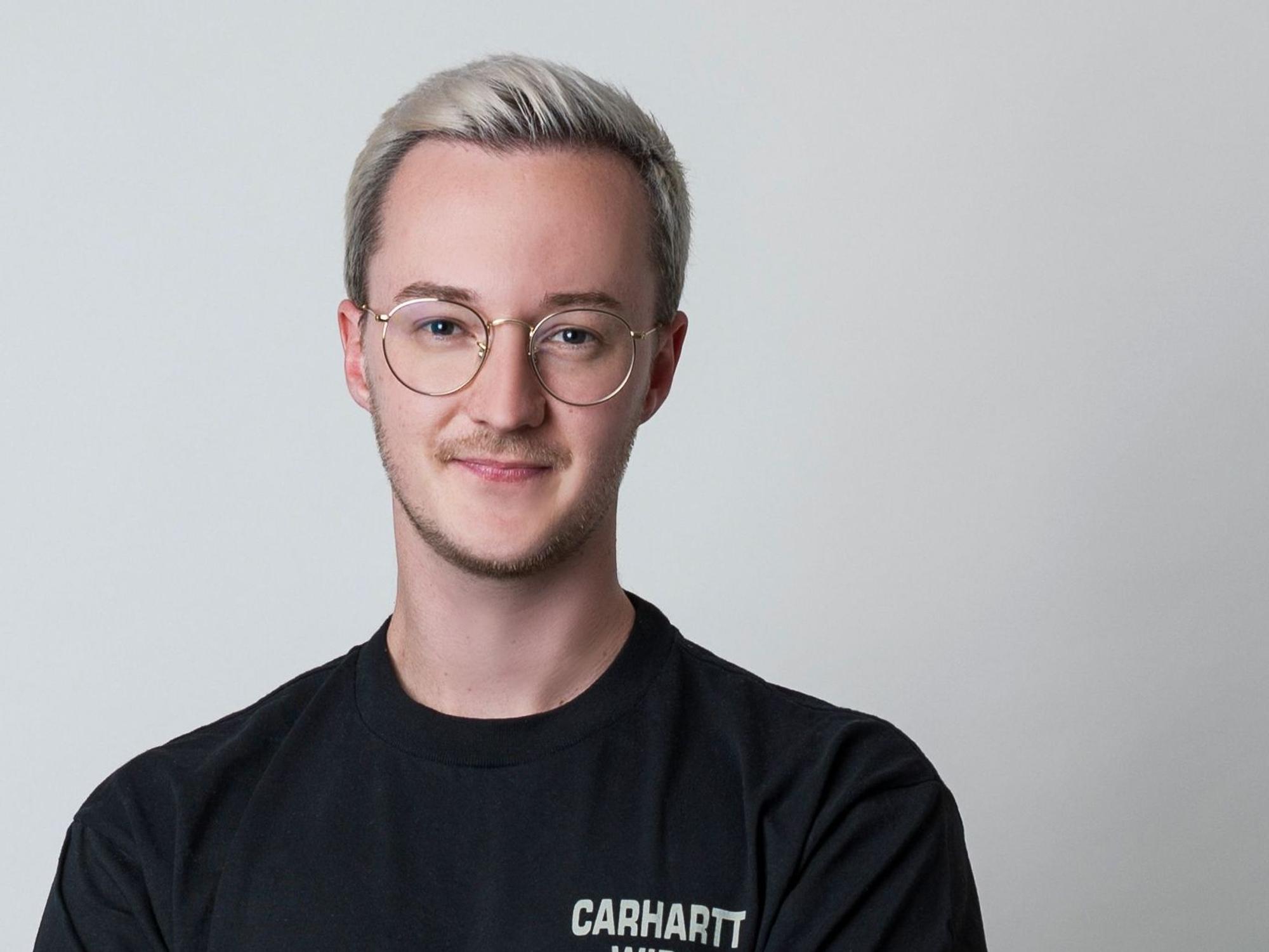 Yannic Groell trägt ein schwarzes T-Shirt.