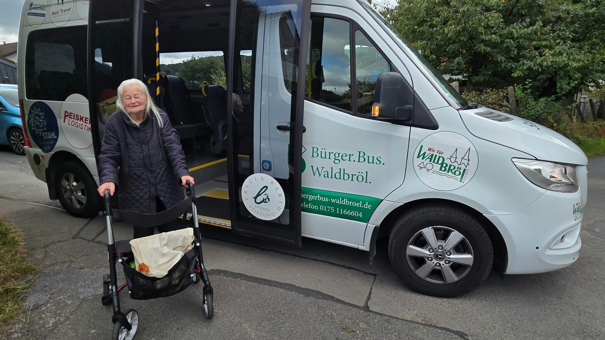Rosemarie Hilgers aus Rossenbach nutzt in Waldbröl den Bürgerbus nahezu täglich. Jede Fahrt bestellt die 80-Jährige vorab per Telefon.