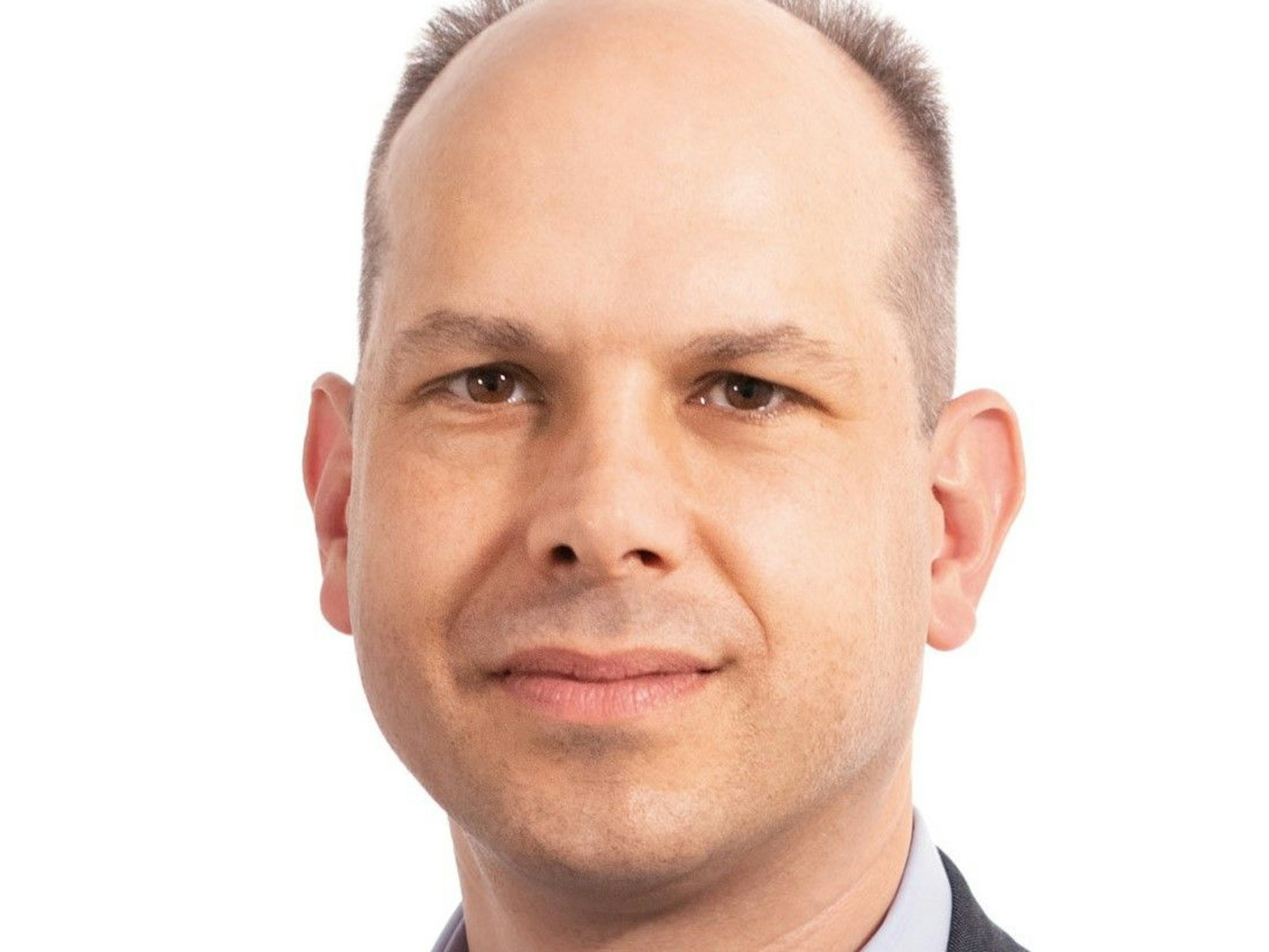 Porträtbild von Jörg Döhler mit Hemd und Sakko.