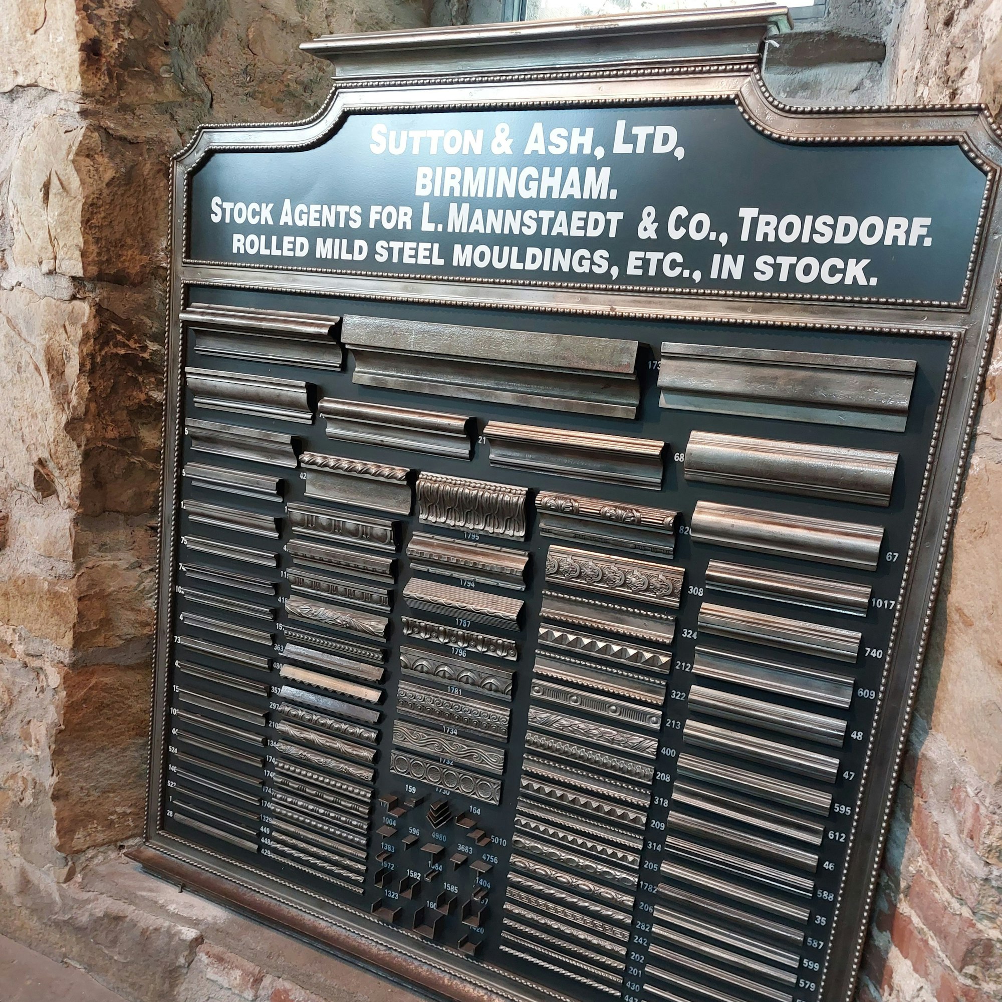 Eine Mustertafel mit verschiedenen Zierprofilen aus Stahl.