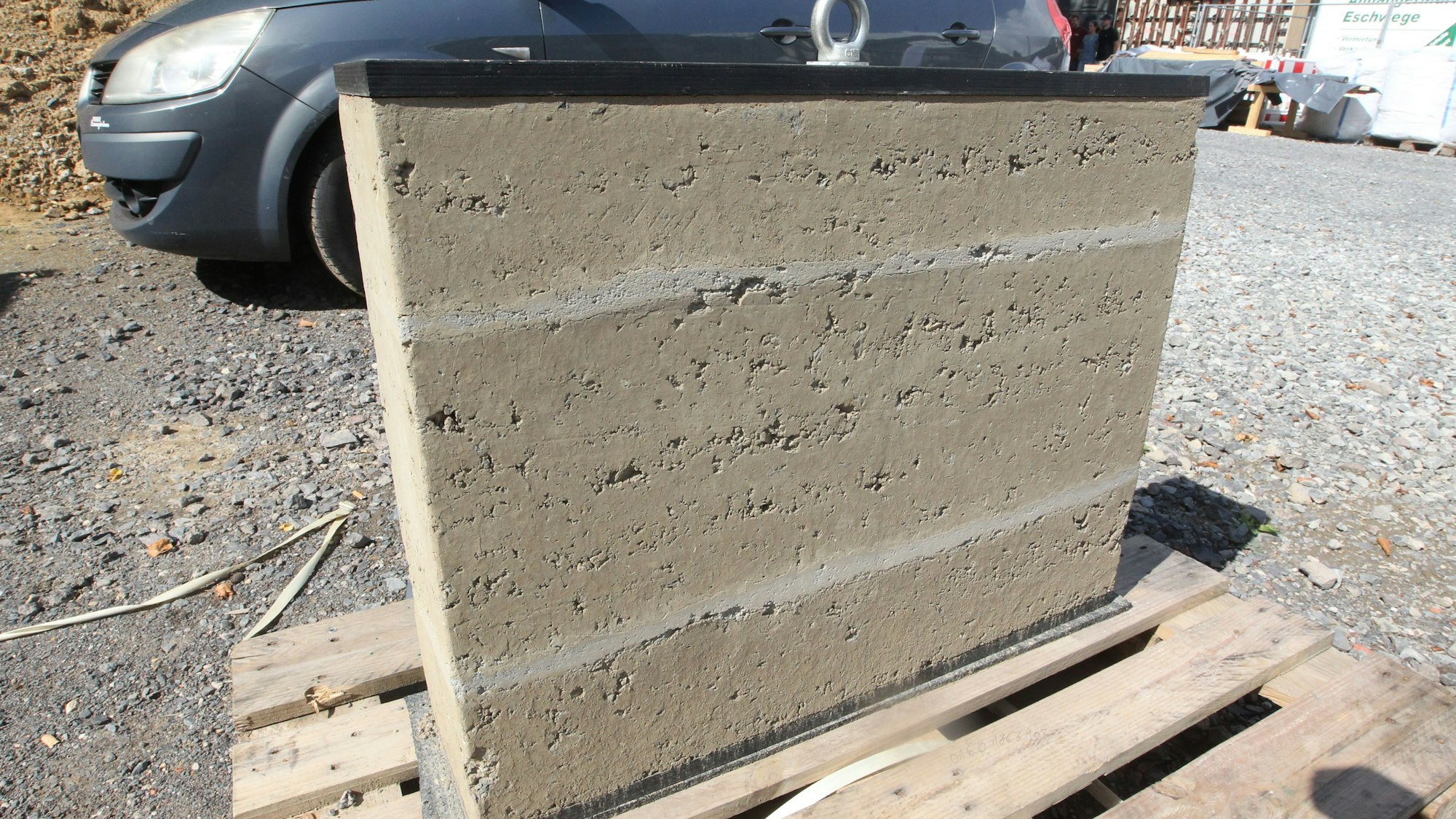 Ein Probestück der Lehmwand hatten die Studenten der TH Köln mitgebracht.