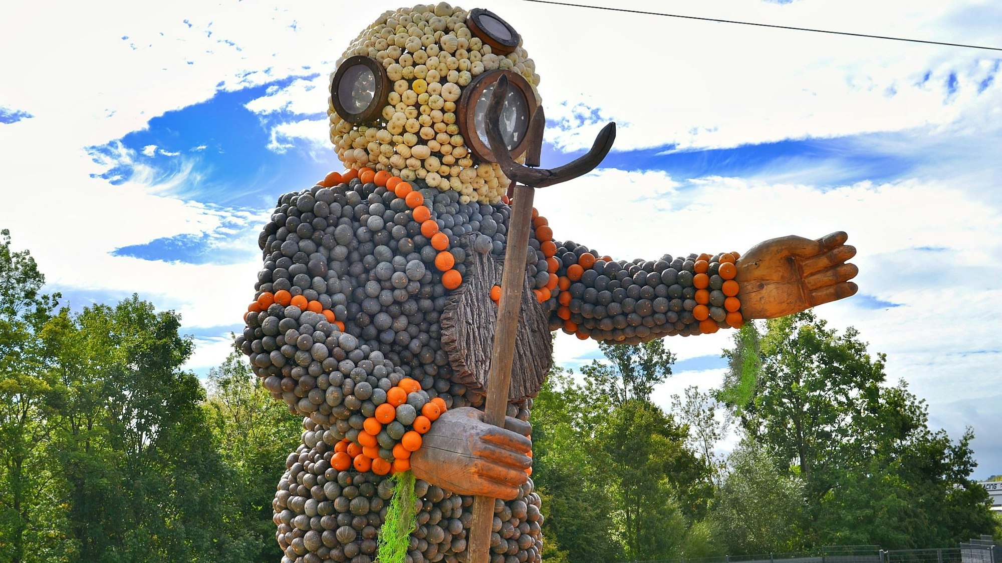 Aus Kürbissen ist ein Taucher gestaltet, der einen Dreizack in einer Hand hält.