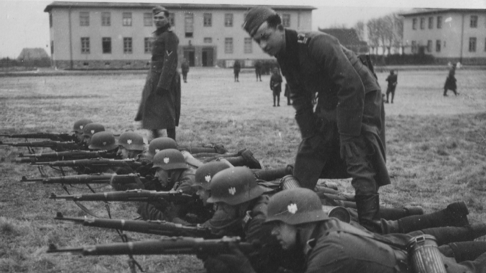 Ein altes Foto der Schießübungen des Reichsarbeitsdiensts.