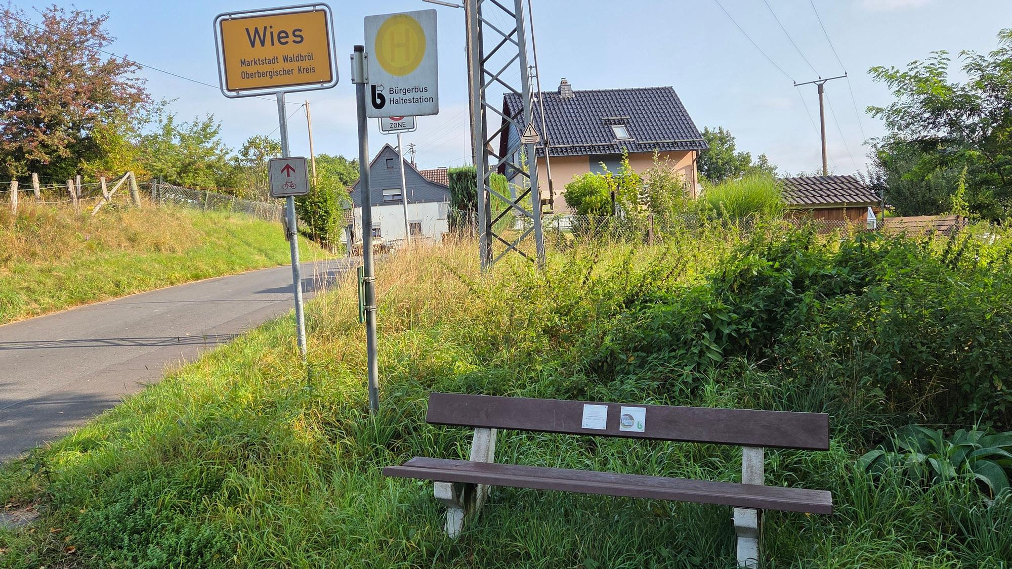Neben den festen Haltestellen, wie hier in der Waldbröler Ortschaft Wies, steuert der Bürgerbus auch rund 150 virtuelle Haltestellen an. Denn kein Fahrgast soll mehr als 150 Meter laufen bis zu seiner Fahrt.