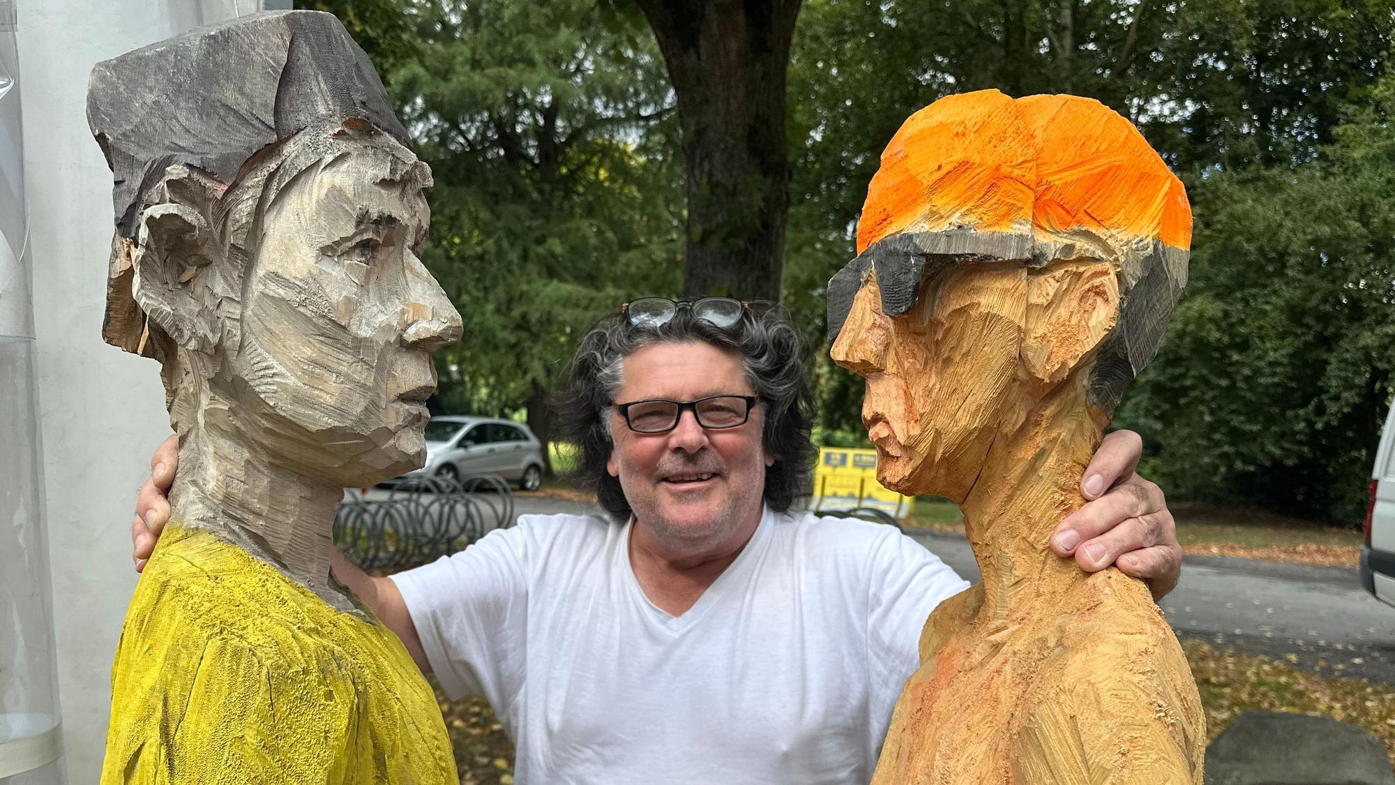 Vorbereitung der Ausstellung Skulpturzeit '25 auf Burg Wissem, Clemens Heinl an zwei seiner Holzskulpturen.