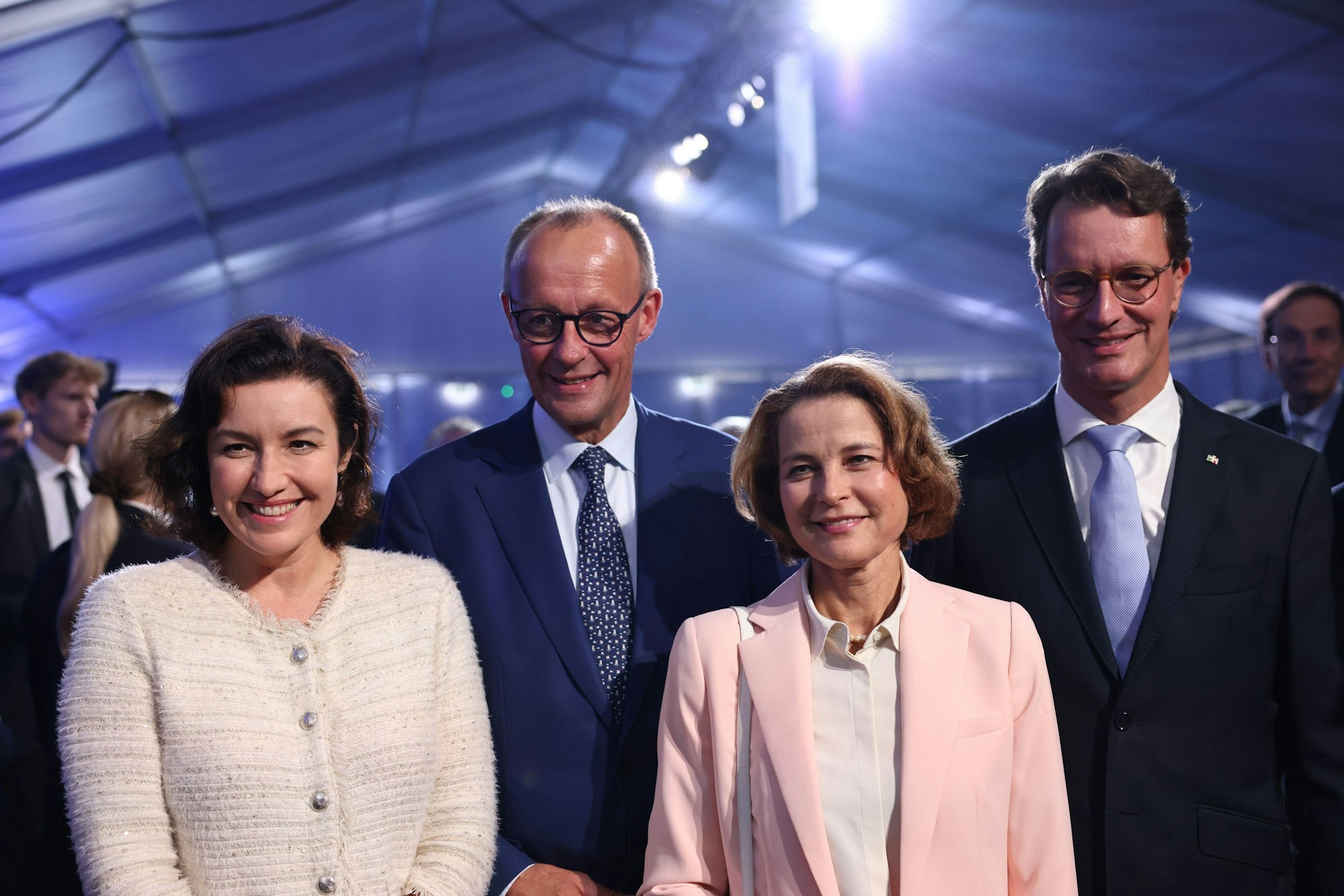 Jülich: Bundeskanzler Friedrich Merz (M CDU), Hendrik Wüst (r CDU), Ministerpräsident von Nordrhein-Westfalen, Dorothee Bär (l CSU), Bundesministerin für Forschung, Technologie und Raumfahrt, sowie Astrid Lambrecht, Vorstandsvorsitzende des Forschungszentrum Jülich, nehmen teil an der Einweihung des ersten europäischen Supercomputers der Exascale-Klasse.