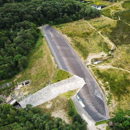 Das Bild zeigt die Steinbachtalsperre von oben.