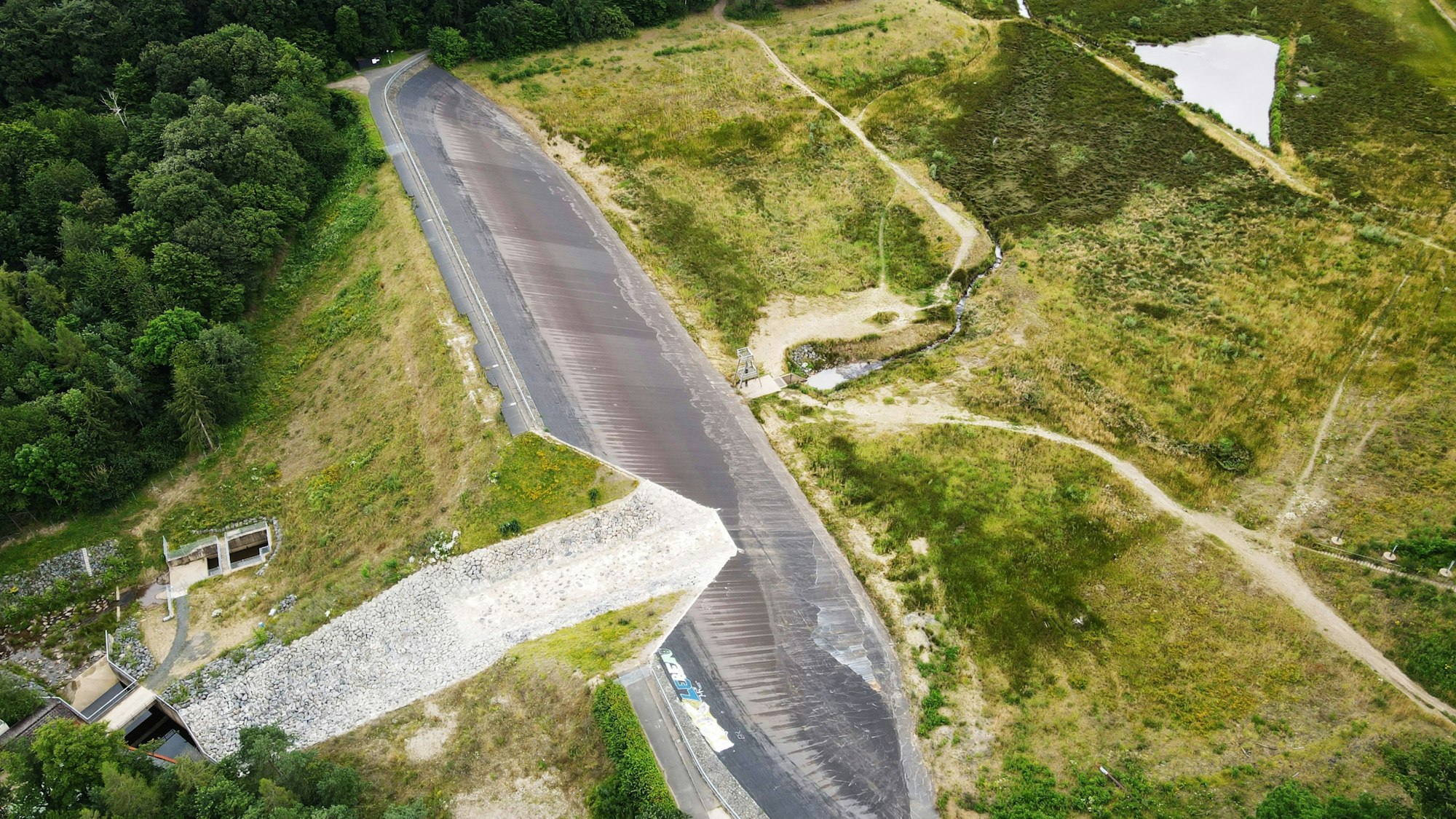Ein Luftbild des Damms mit der Scharte der Steinbachtalsperre.