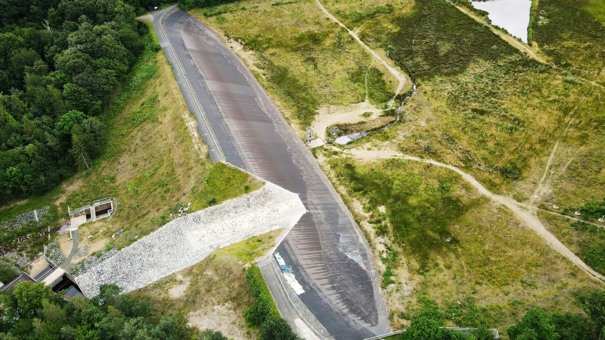Das Bild zeigt die Steinbachtalsperre von oben.