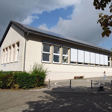 Das Foto zeigt das Gebäude der Grundschule Wipperfeld von außen