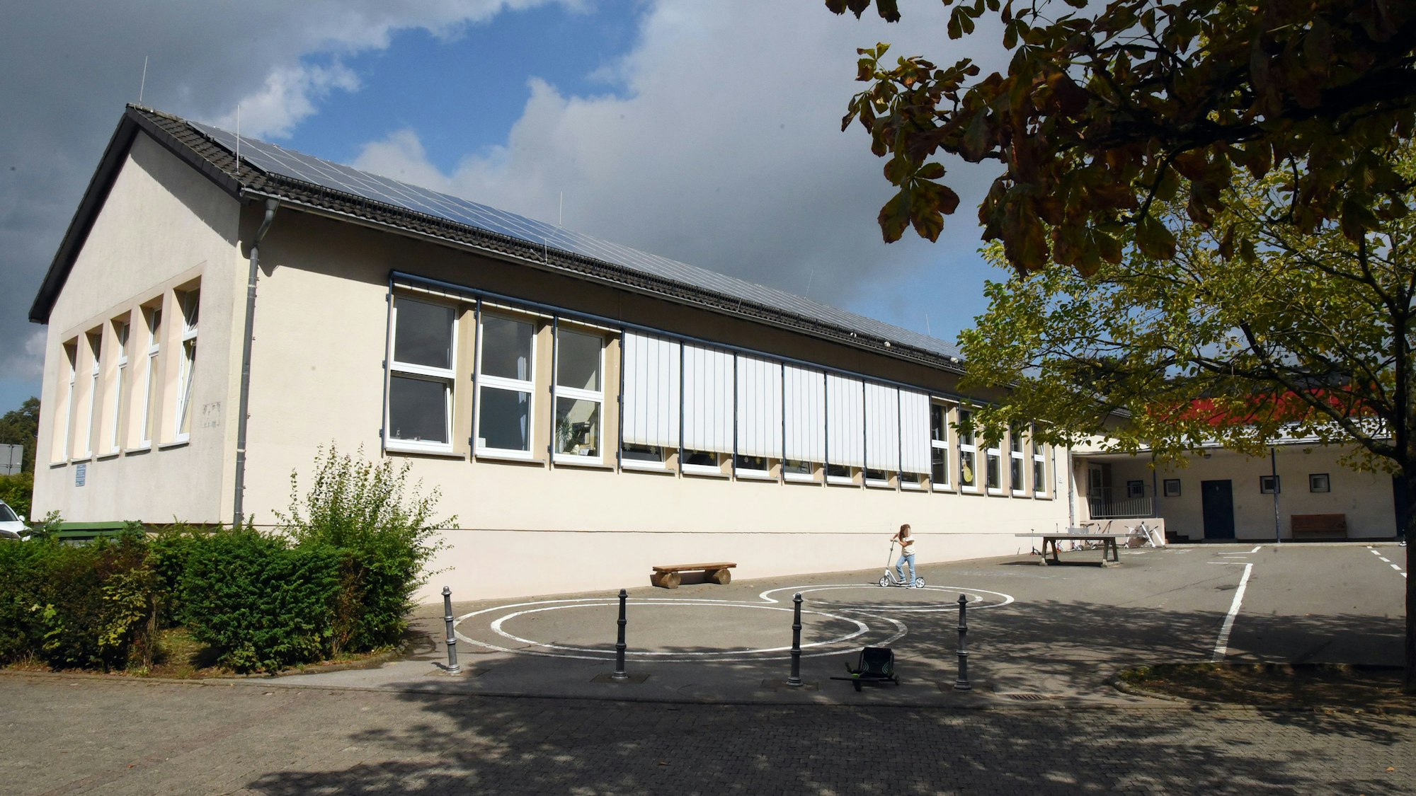 Das Foto zeigt das Gebäude der Grundschule Wipperfeld von außen
