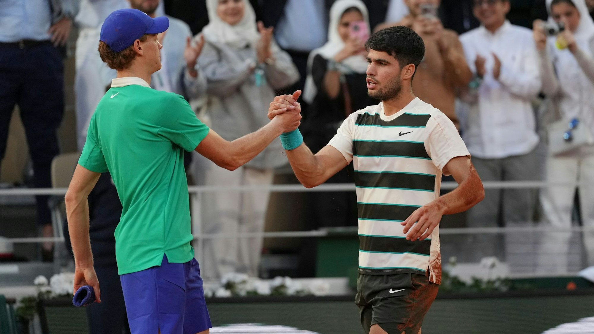 Jannik Sinner (l) und Carlos Alcaraz (r) stehen sich zum dritten Mal nacheinander im Endspiel eines Grand-Slam-Turniers gegenüber.