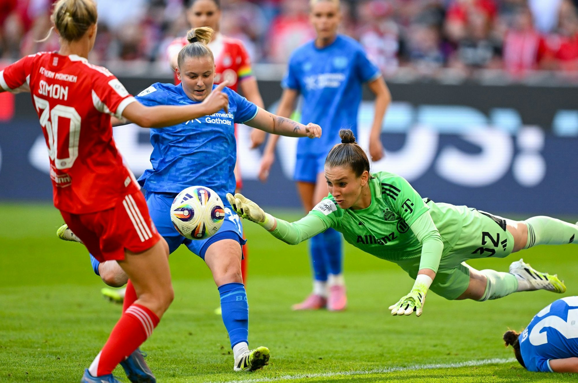 Bayern-Torhüterin Ena Mahmutovic rettet in dieser Szene stark.