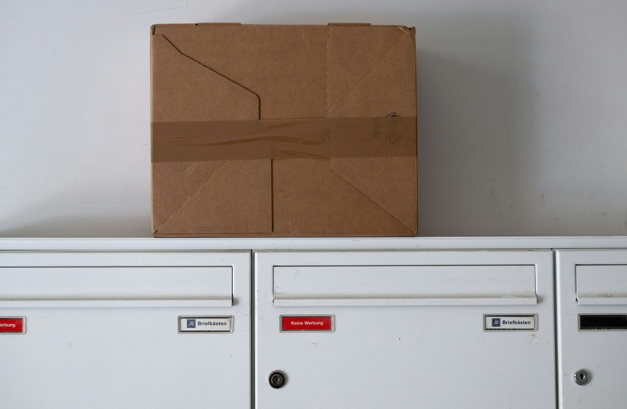 Auch DHL hat seinen Paketdienst in die USA deutlich eingeschränkt. (Archivbild)