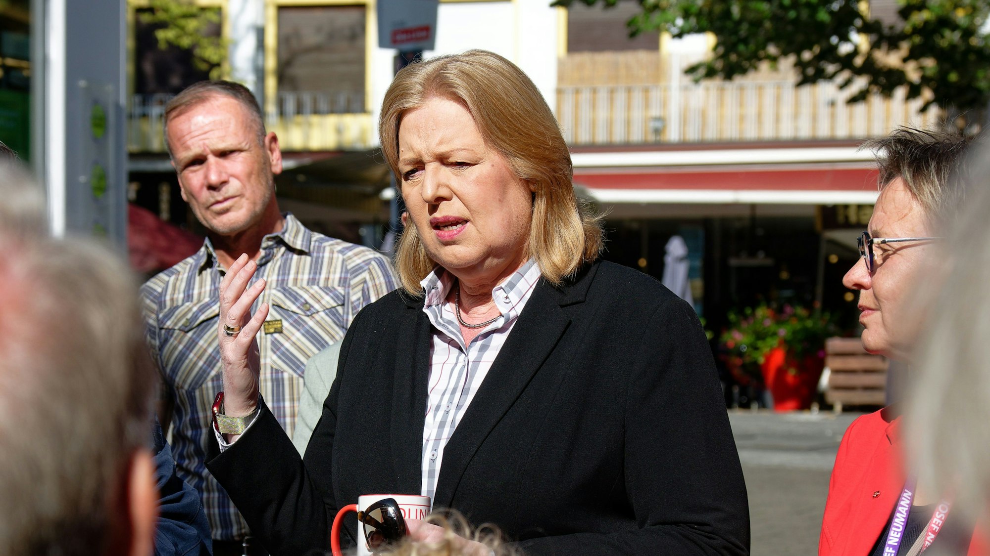 Bärbel Bas (SPD), Bundesministerin für Arbeit und Soziales, spricht bei einem Wahlkampftermin vor dem Wahlkreisbüro SPD in Solingen.