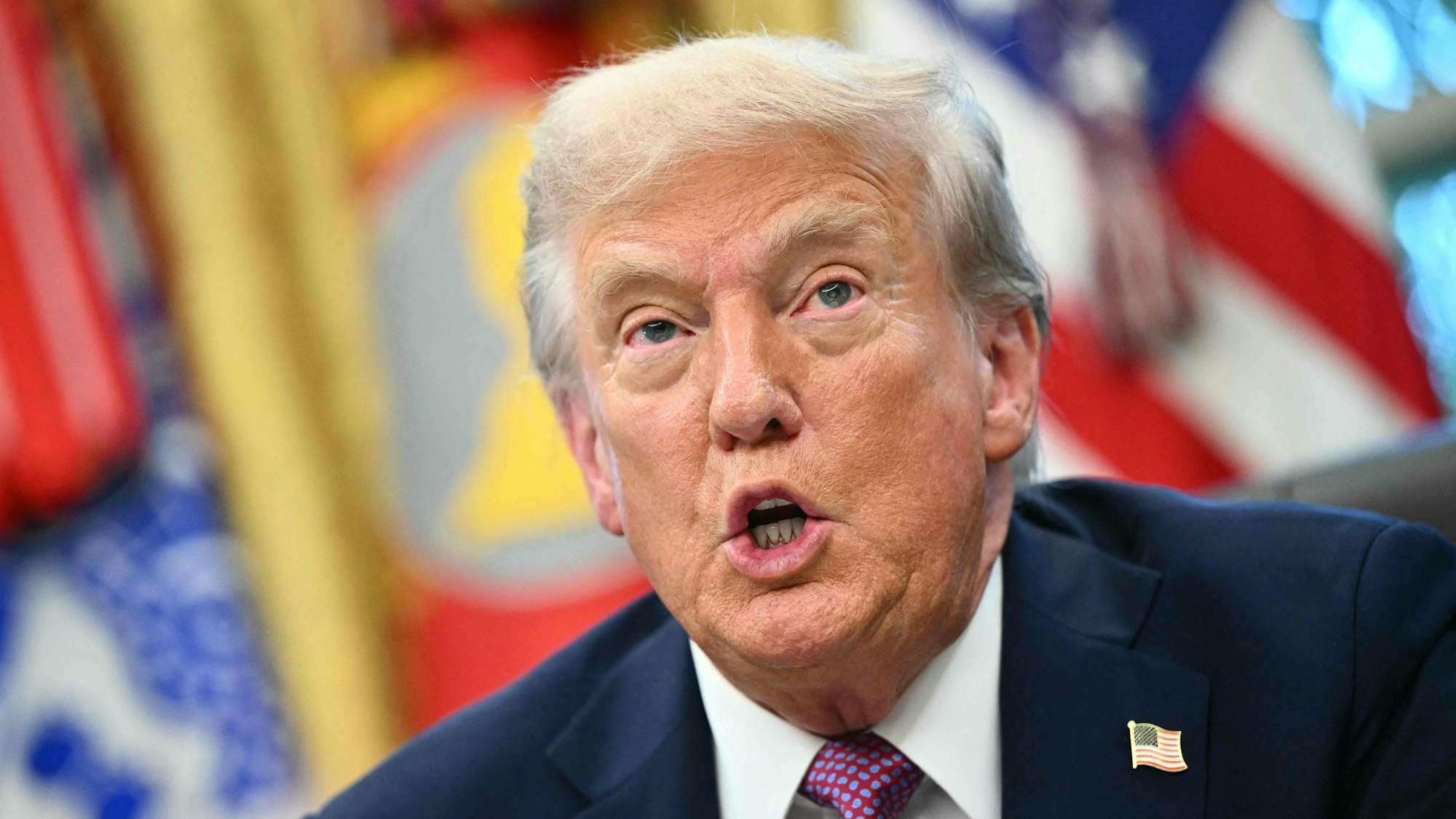 US-Präsident Donald Trump am Freitag (5. September) im Gespräch mit Reportern im Weißen Haus. (Archivbild)