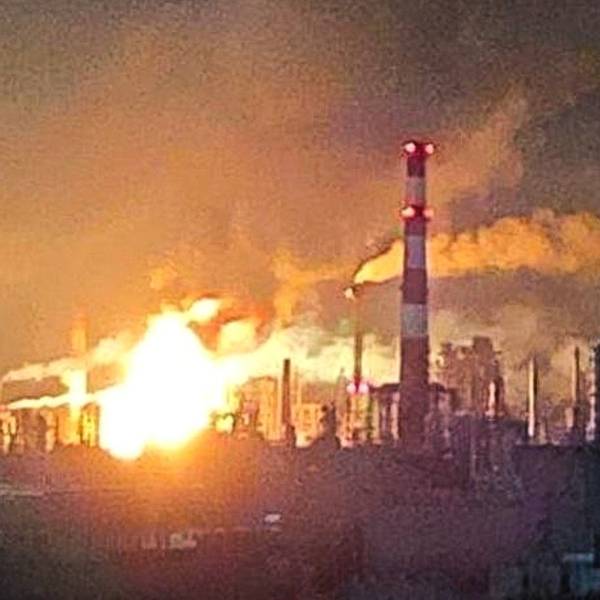 Eine Ölraffinerie in Rjasan in Russland brennt nach einem Angriff. (Symbolbild)