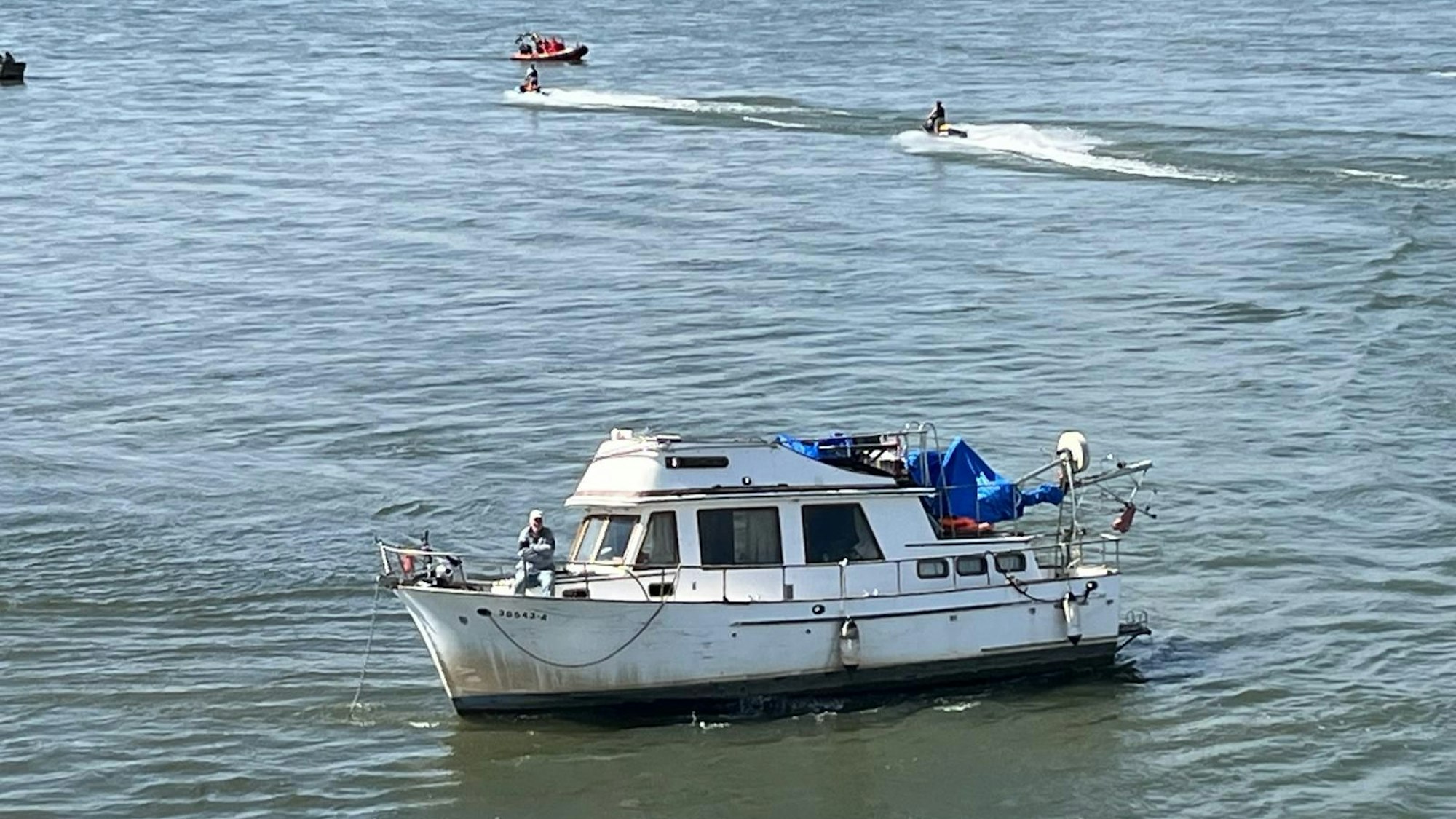 Auf einer Sandbank in Höhe des Hafens der Raffinerie Shell in Wesseling endete der Ausflug einer Motorbootfahrt.
