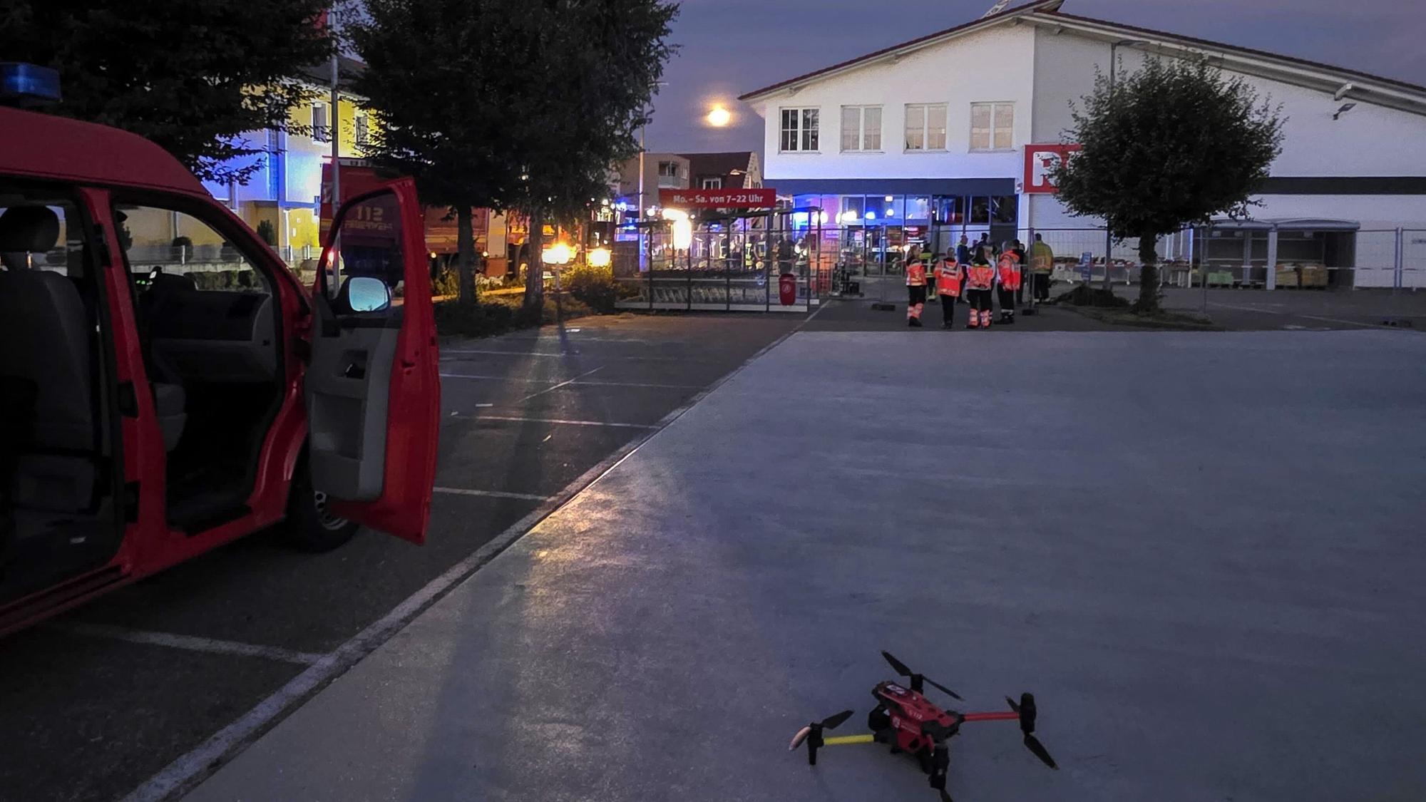 Mehrere Menschen wurden verletzt. Die Feuerwehr setzte auch einen Hubschrauber und eine Drohne ein.