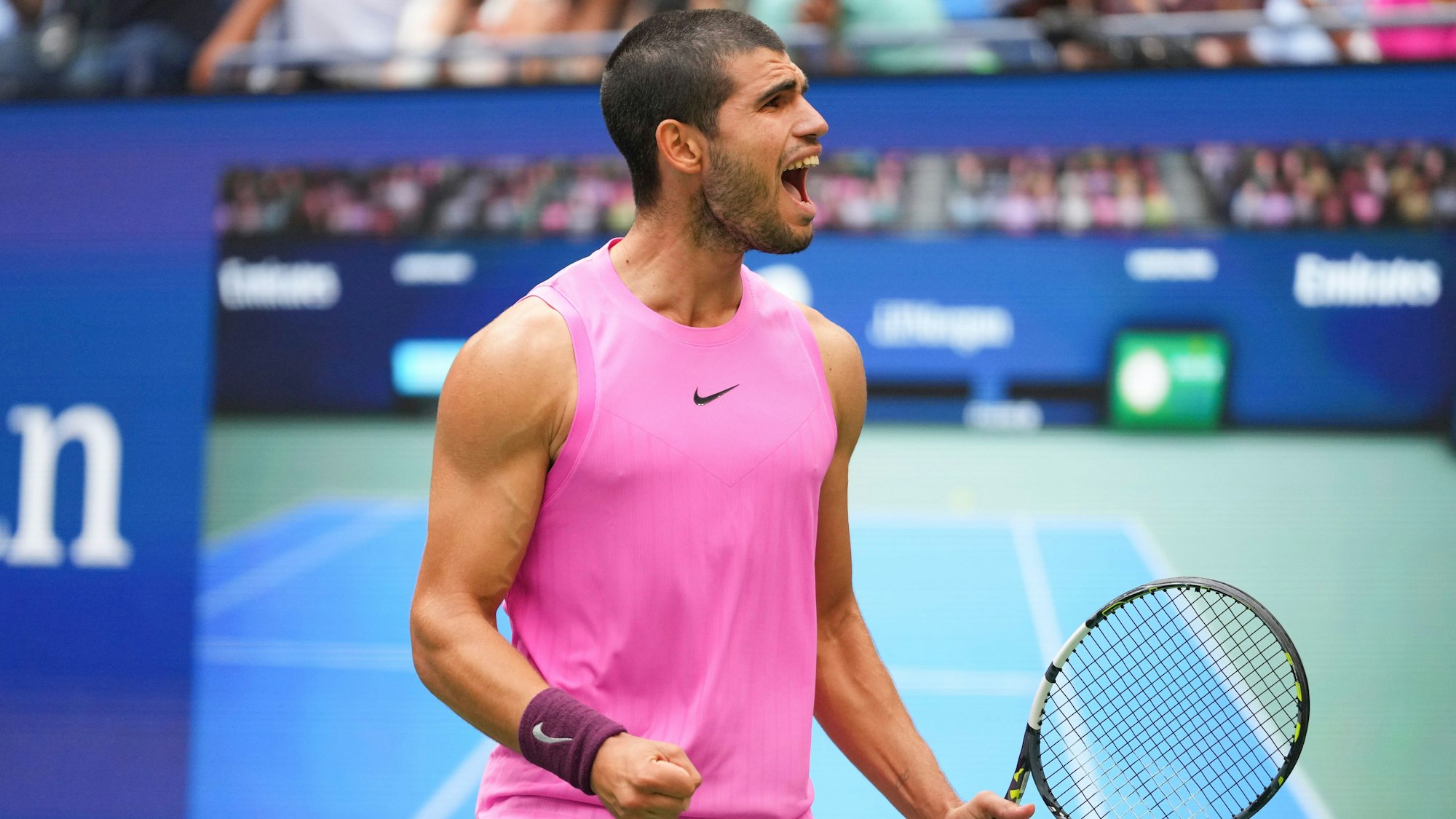 Carlos Alcaraz reagiert nach seinem Sieg über den Serben Djokovic.