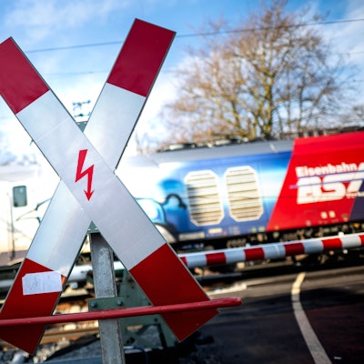 Ein Zug fährt über einen Bahnübergang (Symbolfoto).