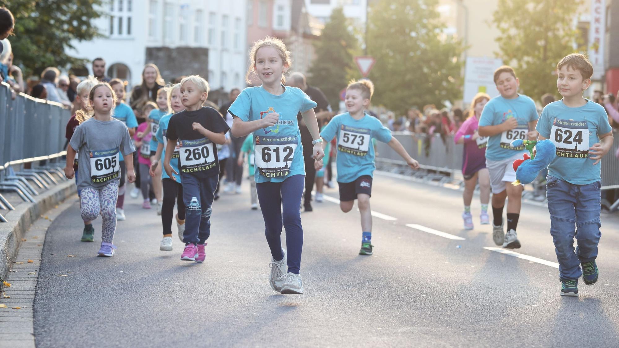 Zu sehen sind kleine Kinder bei einem Volkslauf.