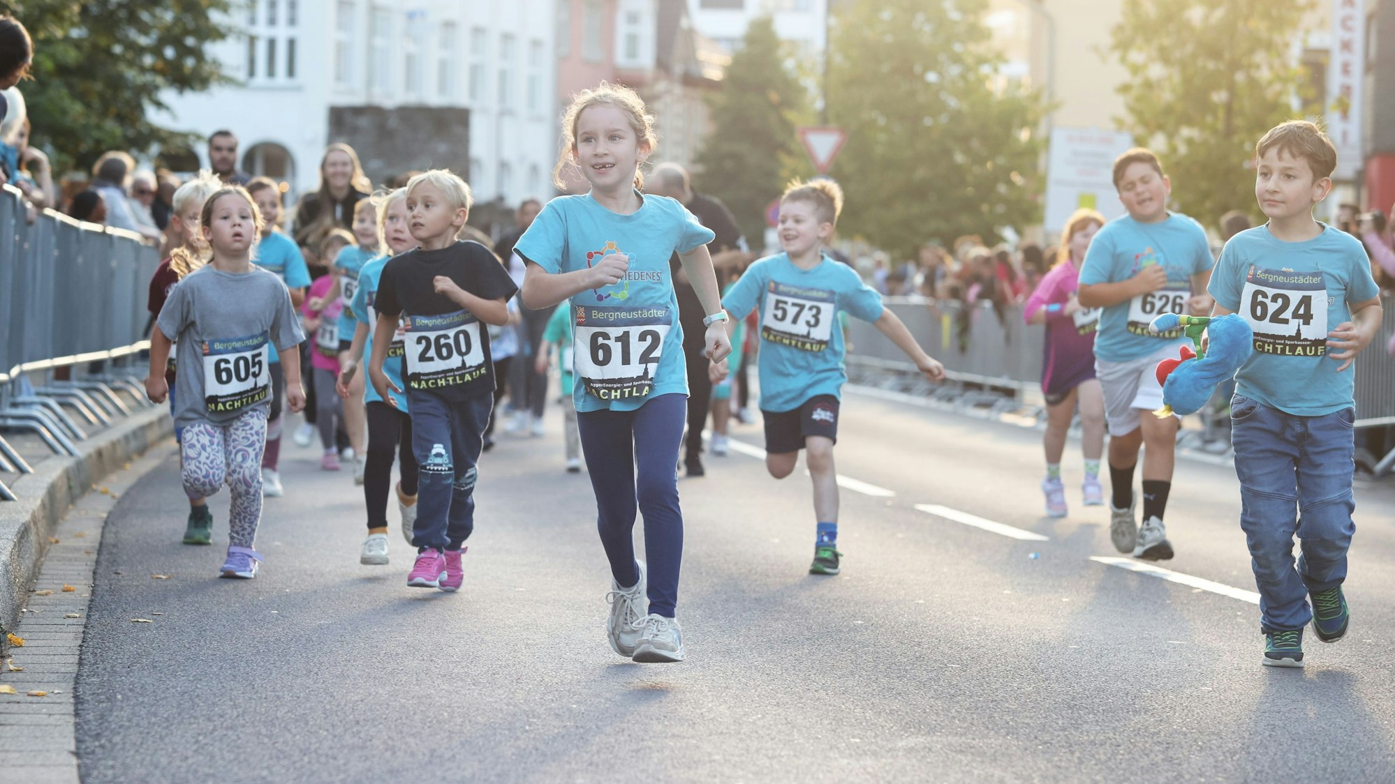 Zu sehen sind kleine Kinder bei einem Volkslauf.