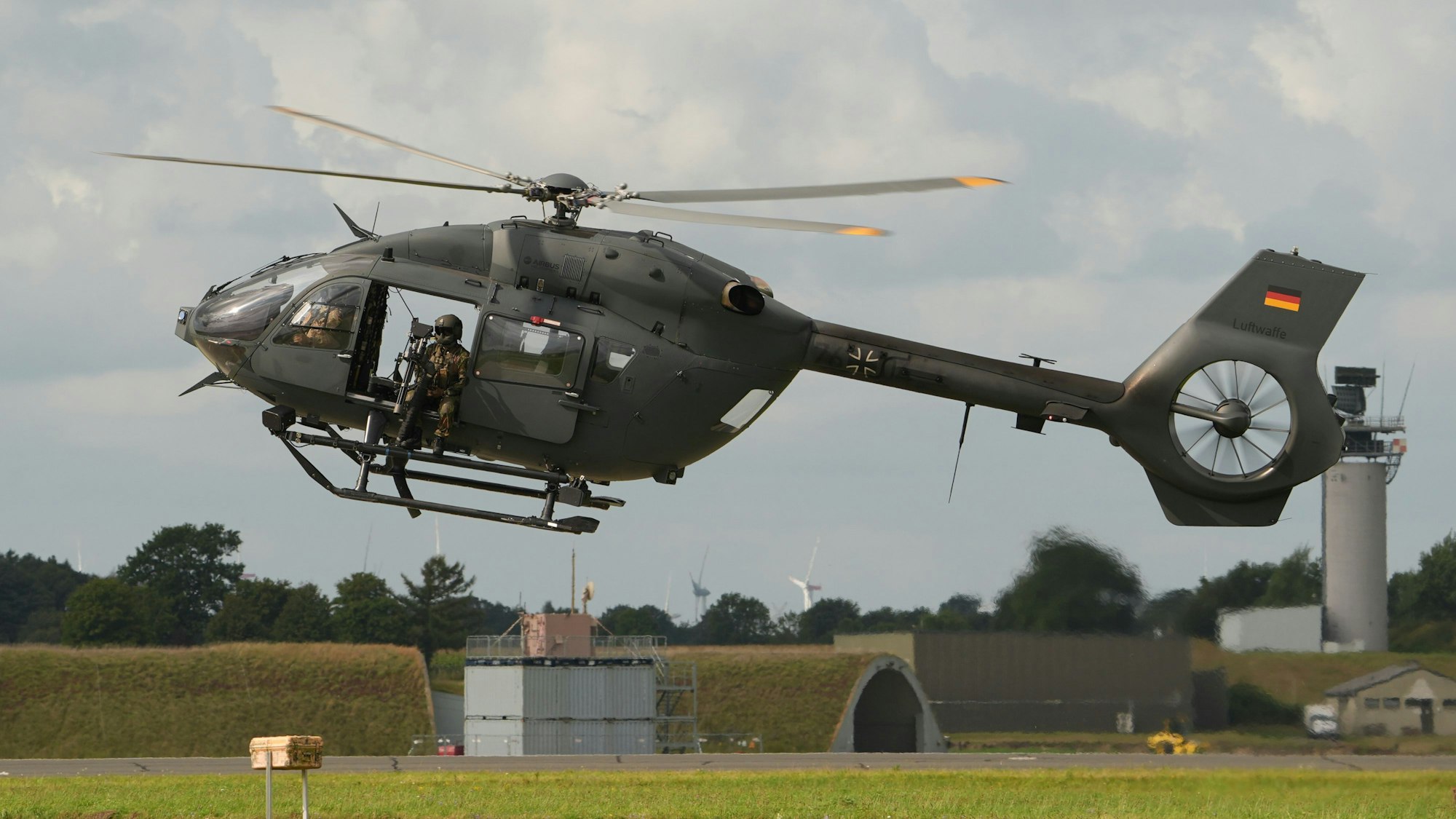 Ein Soldat sitzt in der offenen Tür eines Hubschraubers der Bundeswehr bei einer Übung (Symbolfoto).