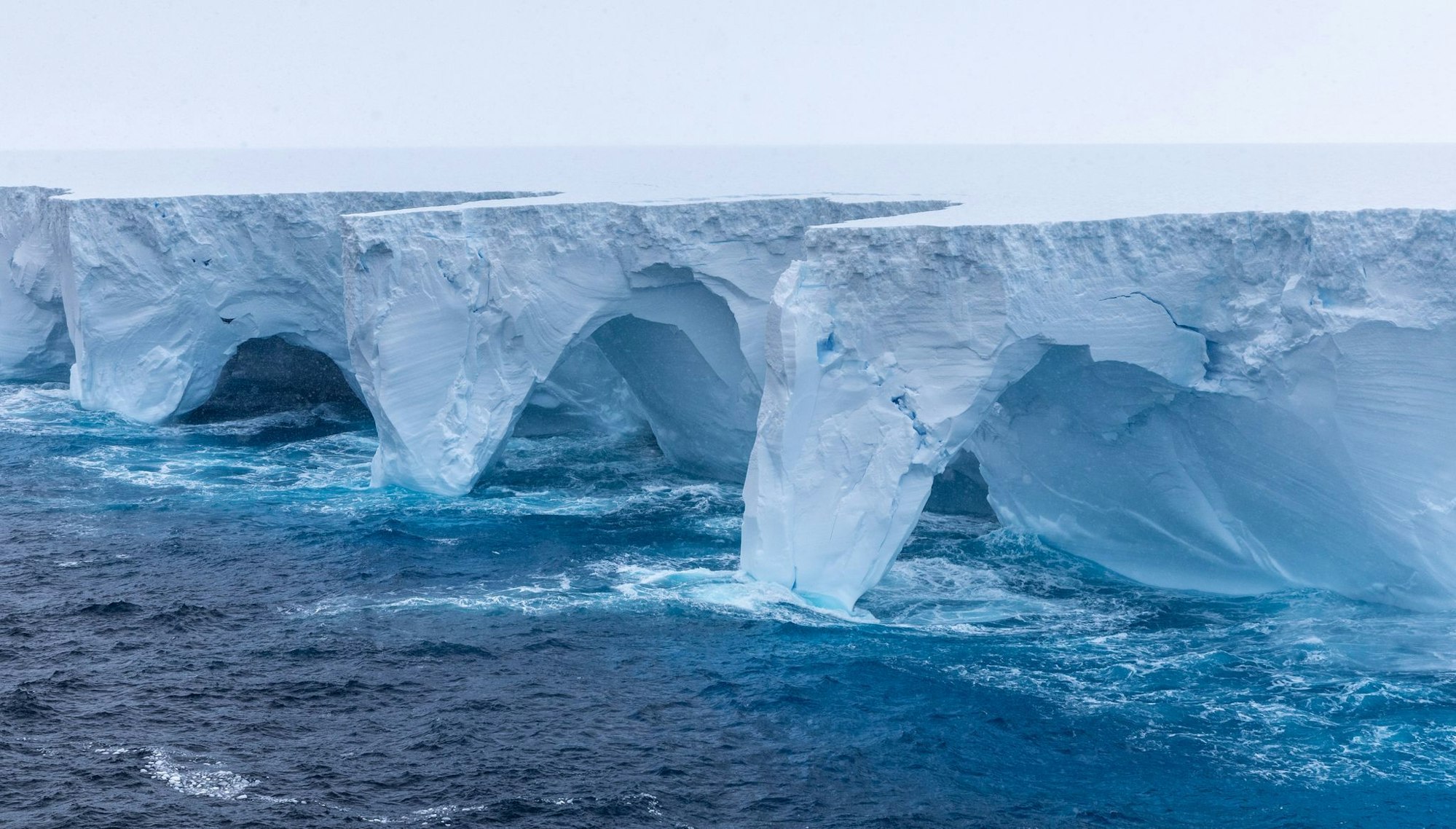 Ein Forscher beschreibt den Eisberg wie «eine Wand von Horizont zu Horizont».
