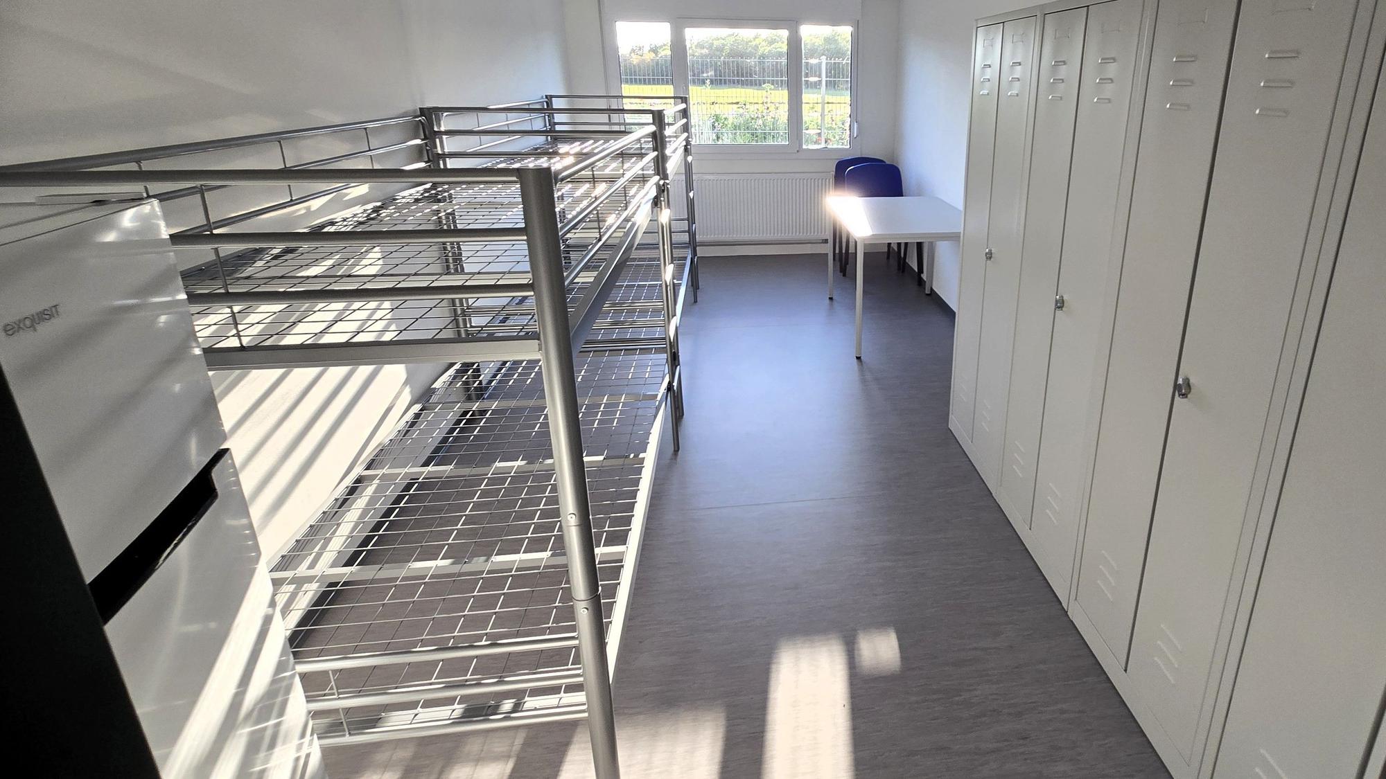 In den 18 qm großen Wohnräumen der Containeranlage sind bis zu vier Personen vorgesehen. Ausgestattet mit vier Betten, einem Tisch mir Sitzgelegenheiten, Schänken und ein Kühlschrank.