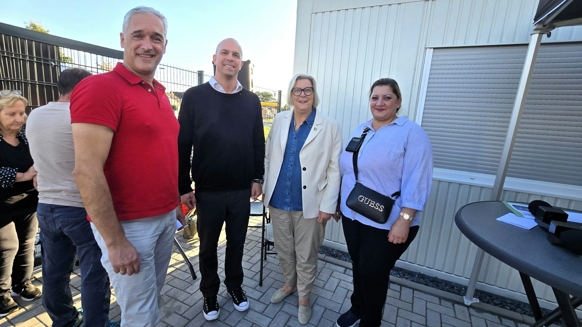 Bürgermeisterin Petra Kalkbrenner hatte die Bürger zur Infoveranstaltung in die Flüchtlingsunterkunft eingeladen v.l. Architekt Tobias Kriele, 1. Beigeordneter Tobias Weingartz, Bürgermeisterin Petra Kalkbrenner, Integrationsbeauftragte Gülden Gasdallah.