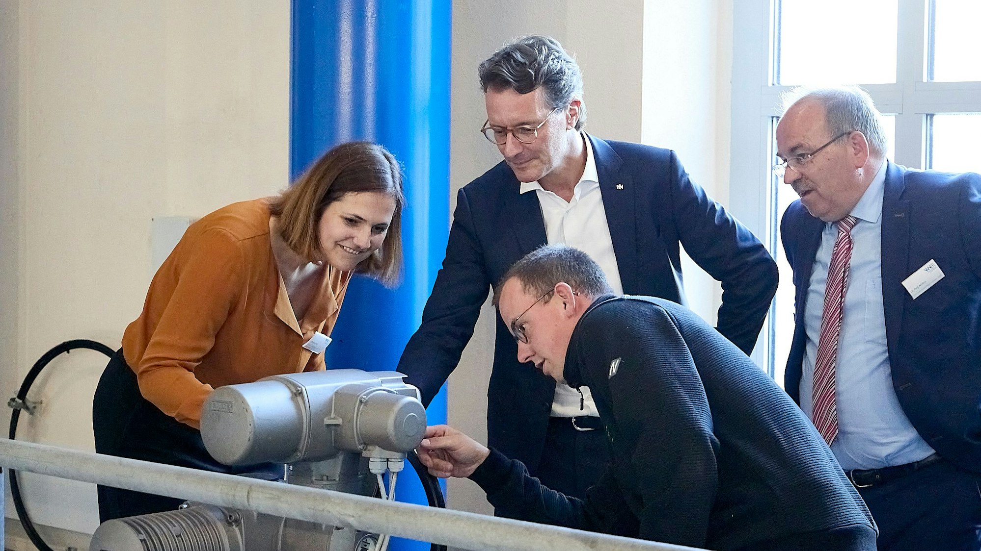 Das Bild zeigt, wie der Ministerpräsident gespannt auf einen Apparat schaut.