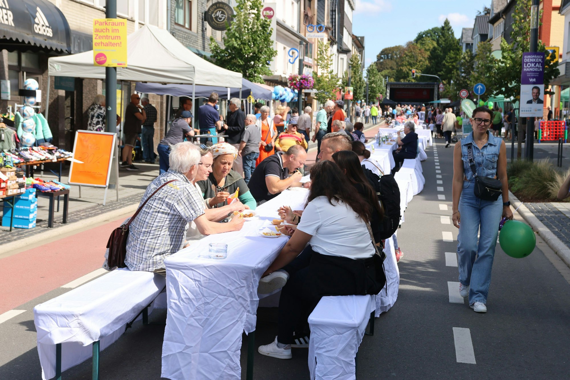 Die 100 Meter lange Festtafel im Herzen der Stadt war gesäumt von Imbiss- und Infoständen.