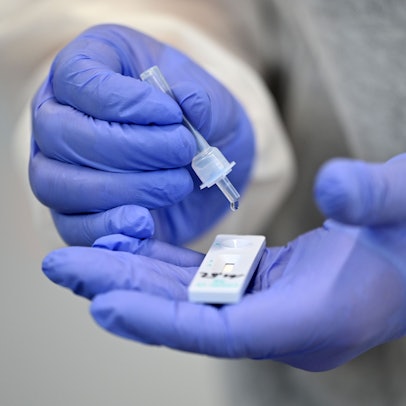 ARCHIV - 02.12.2020, Thüringen, Hildburghausen: Ein Helfer verarbeitet eine Probe für einen Corona-Schnelltest. (zu dpa: «Für Corona-Verdienstausfälle 130 Millionen Euro erstattet») Foto: Martin Schutt/dpa-Zentralbild/dpa +++ dpa-Bildfunk +++