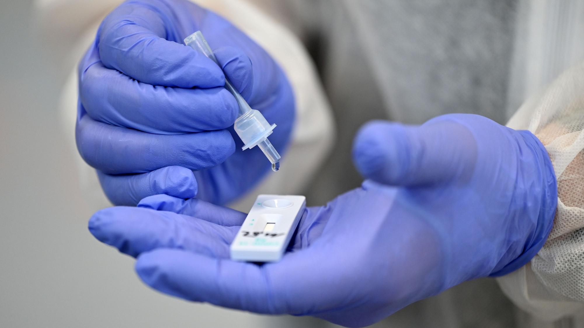ARCHIV - 02.12.2020, Thüringen, Hildburghausen: Ein Helfer verarbeitet eine Probe für einen Corona-Schnelltest. (zu dpa: «Für Corona-Verdienstausfälle 130 Millionen Euro erstattet») Foto: Martin Schutt/dpa-Zentralbild/dpa +++ dpa-Bildfunk +++