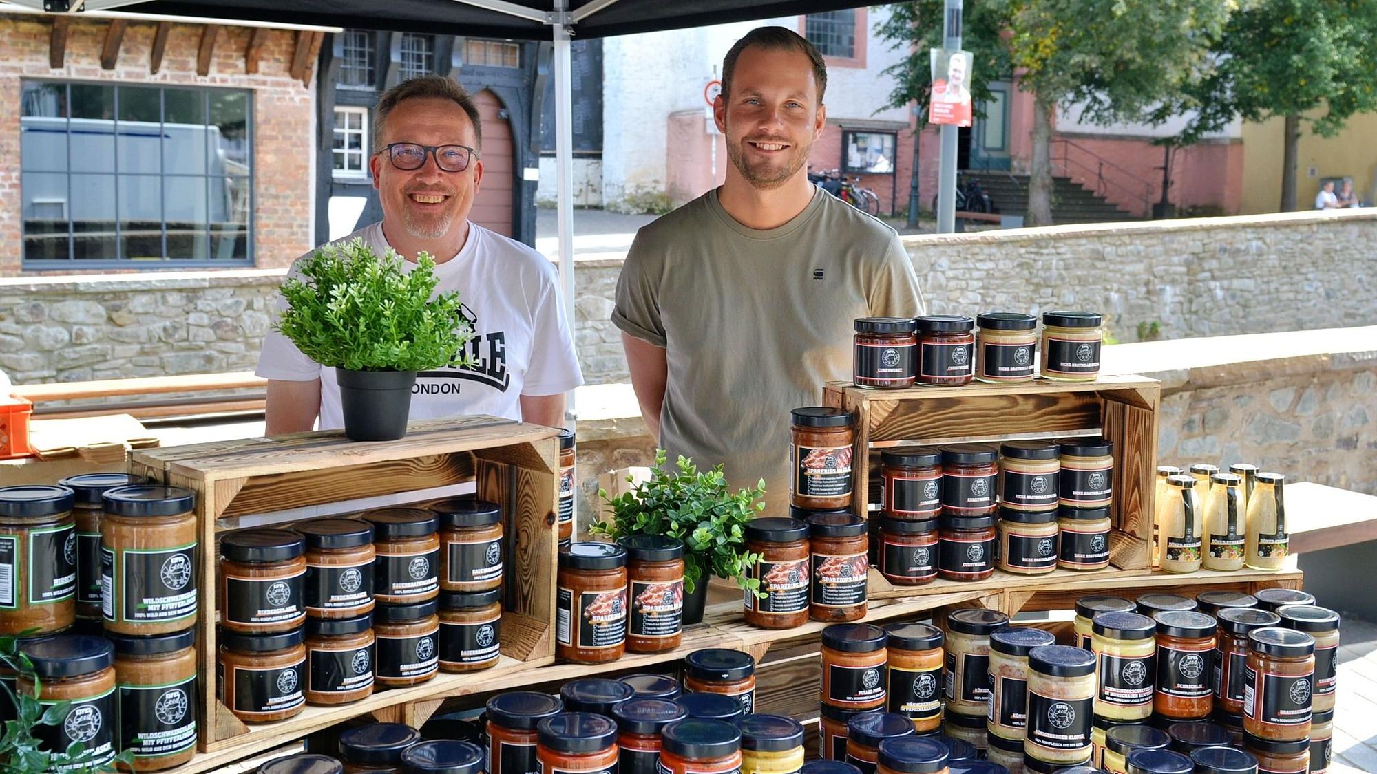 Das Bild zeigt die Obengenannten während des Michaelmarkts an ihrem Stand.