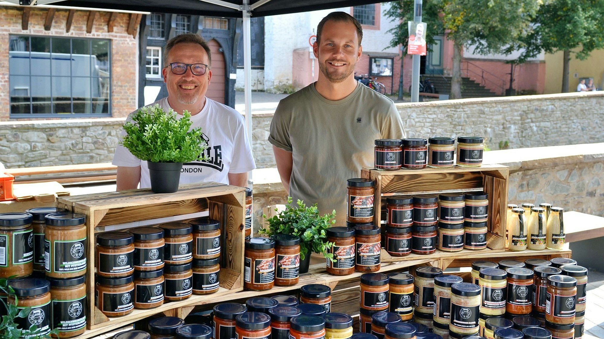Das Bild zeigt die Obengenannten während des Michaelmarkts an ihrem Stand.