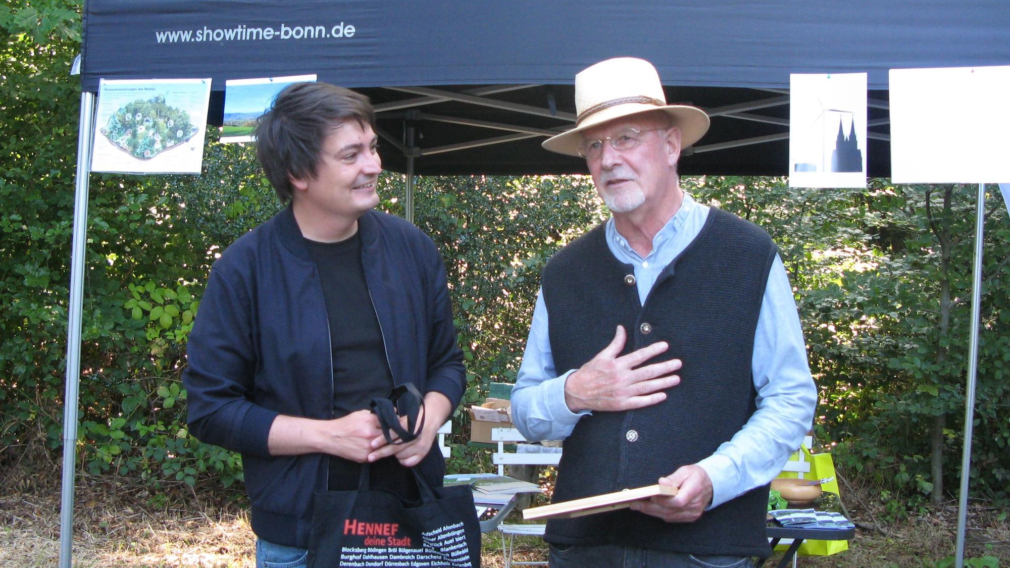 Als Ehrenamtler des Monats wurde Dr. Norbert Möhlenbruch (l.) ausgezeichnet. Bürgermeister Mario Dahm überreichte die Urkunde.