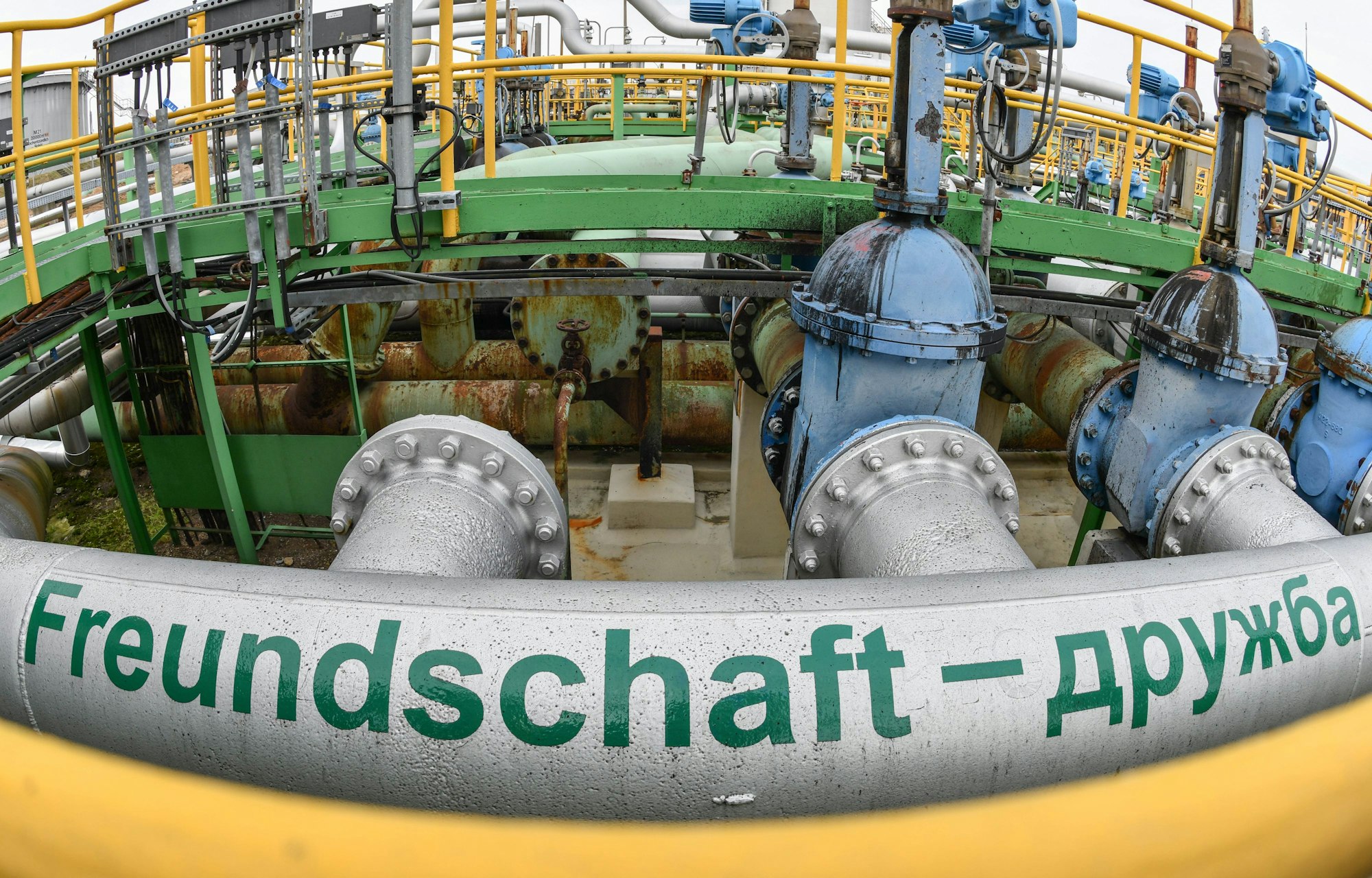 ARCHIV - 22.01.2018, Brandenburg, Schwedt: «Freundschaft - Druschba» steht auf dem Gelände der PCK-Raffinerie auf einer Erdölleitung aus Russland. (zu dpa: «Rosneft Deutschland: Öl aus Kasachstan läuft wieder an PCK») Foto: Patrick Pleul/dpa-Zentralbild/dpa +++ dpa-Bildfunk +++
