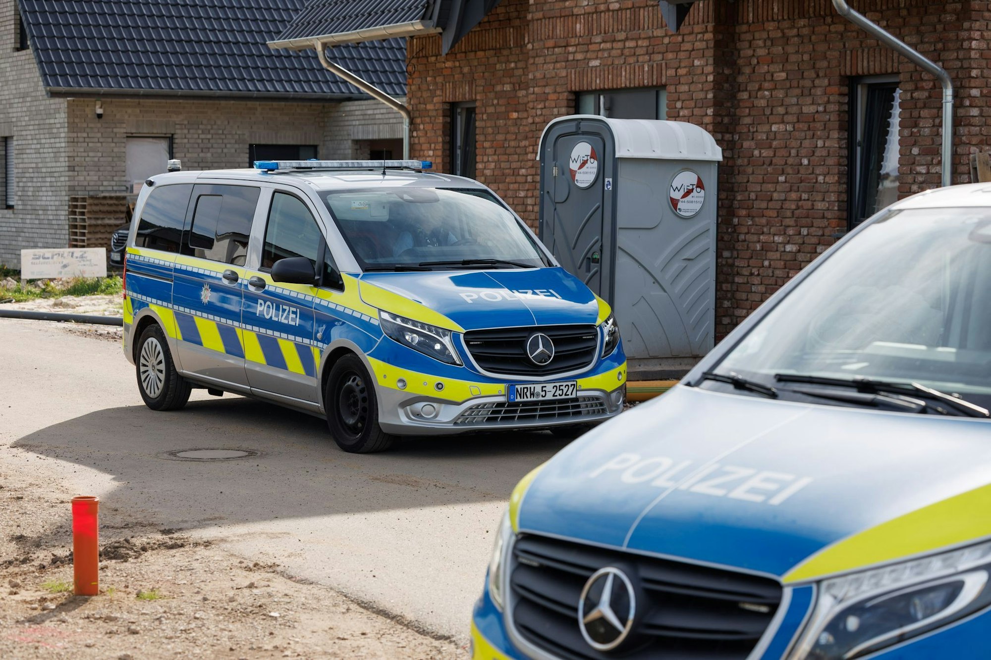 Nach Schüssen auf ein Wohnhaus hat die Polizei in Lübbecke bei Bielefeld einen Verdächtigen festgenommen.