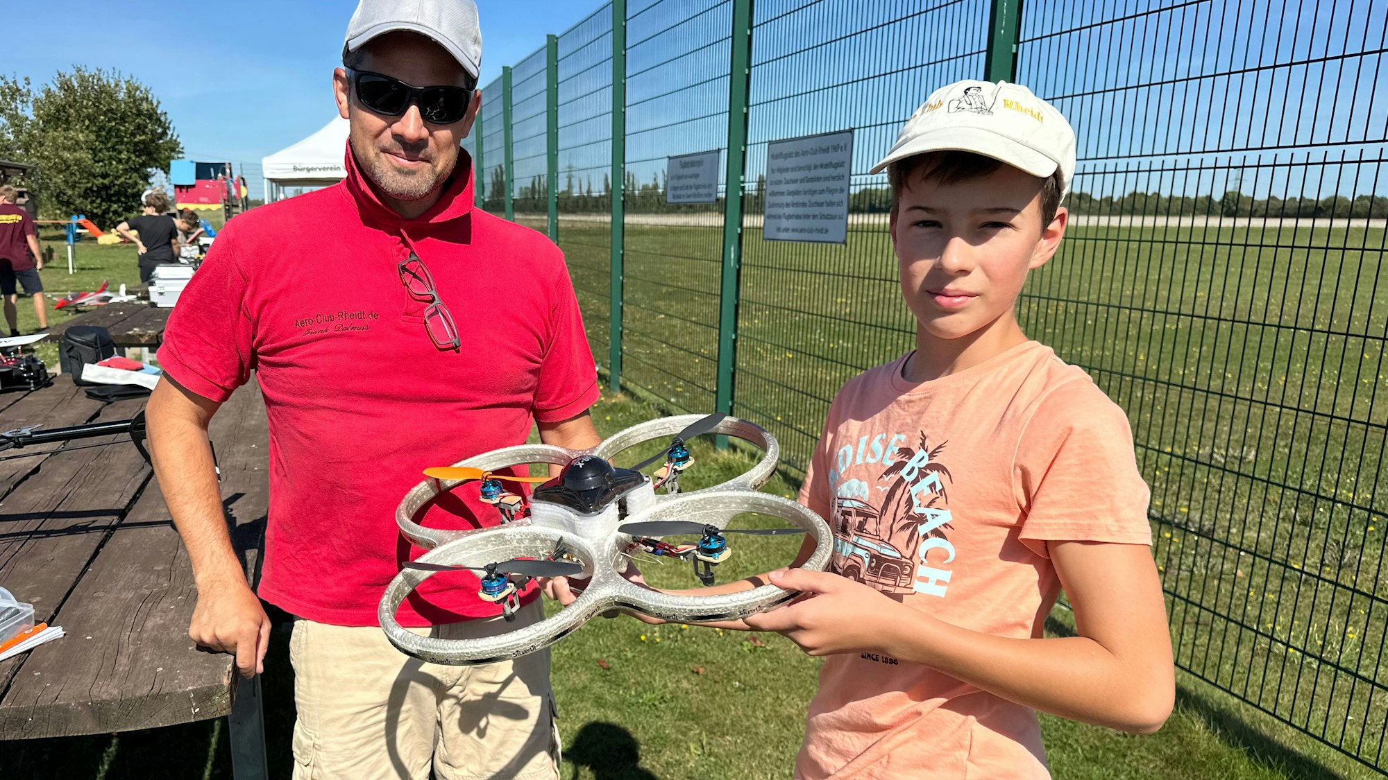 Diesen Quadrokopter hat Frank Dalmuss (l.) selber mit modernen Motoren ausgerüstet. Er ist mit Sohn Simon zum Tag des Sports nach Rheidt gekommen.