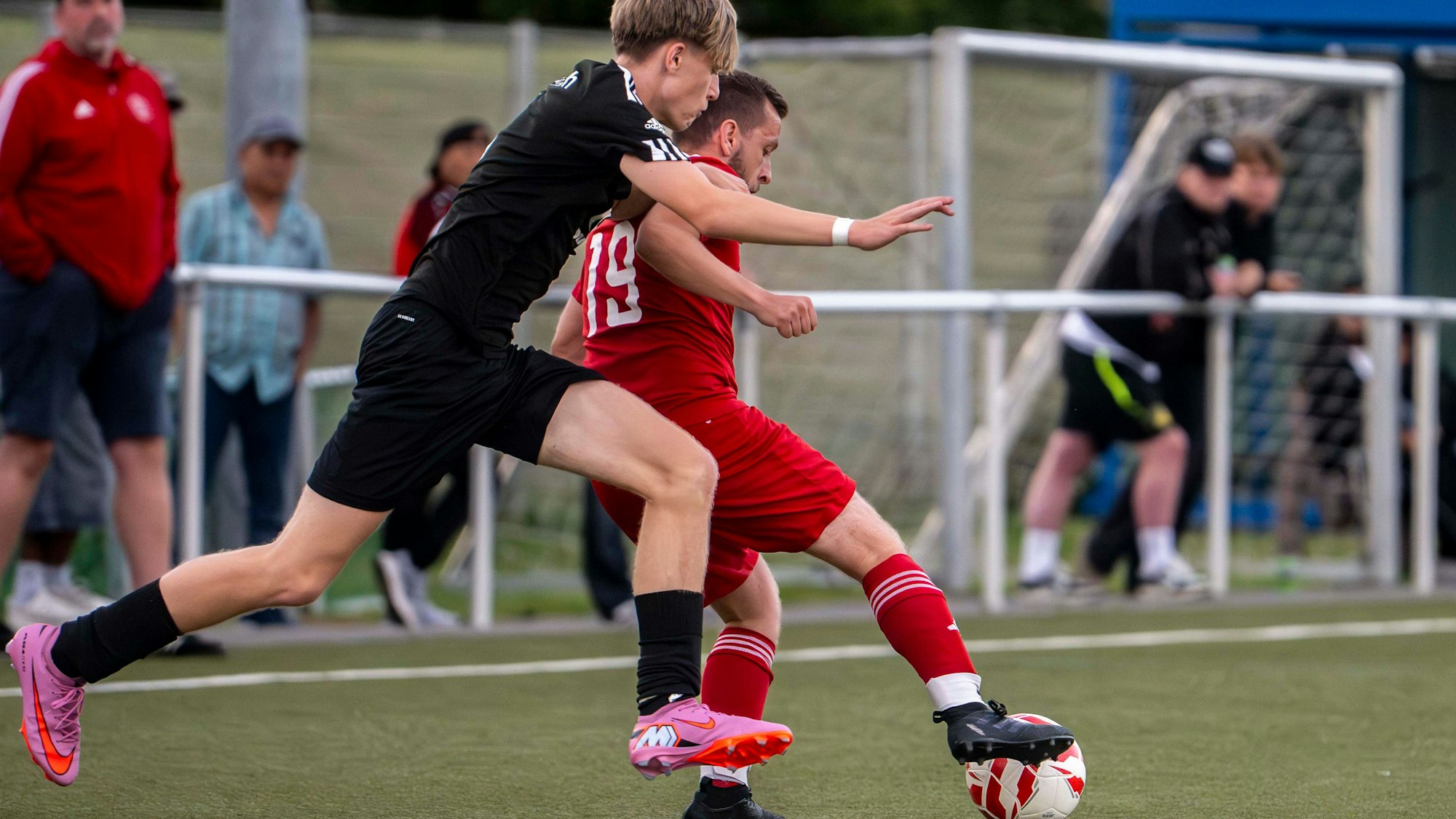 Das Bild zeigt einen Zweikampf der beiden Spieler um den Ball.