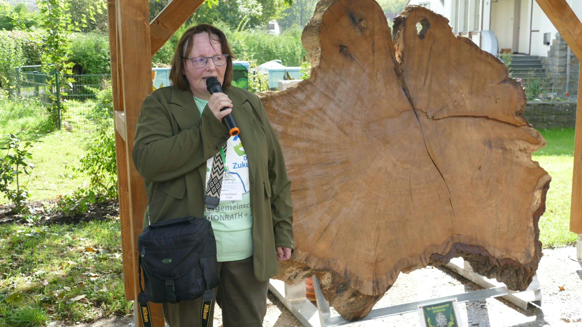 Ulrike Clever stellte die alte Eiche vor, die 315 Jahre in Neuhonrath gestanden hatte und gefällt werden musste.