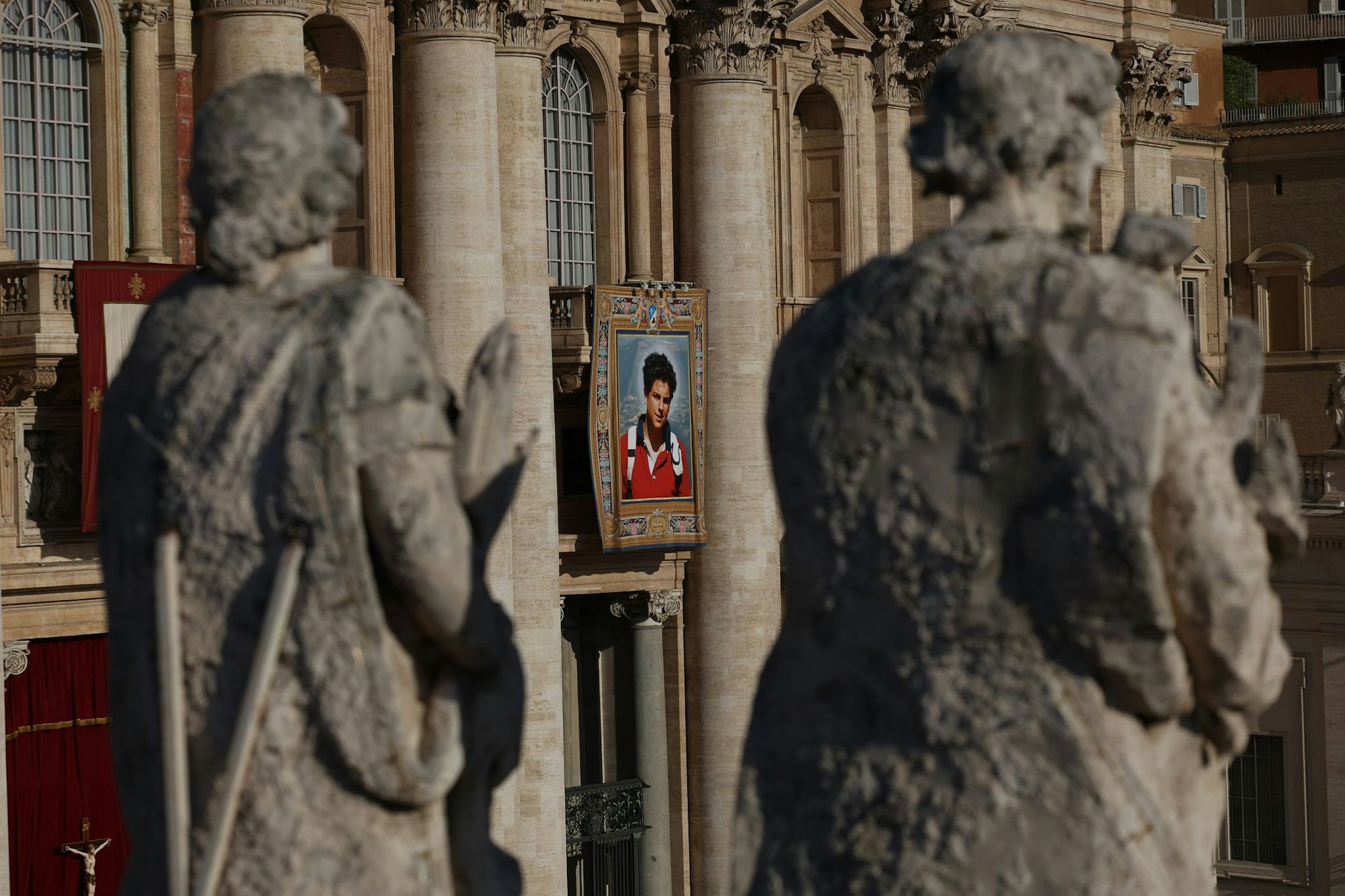 Am Petersdom hängt ein überlebensgroßes Bild des neuen Heiligen.
