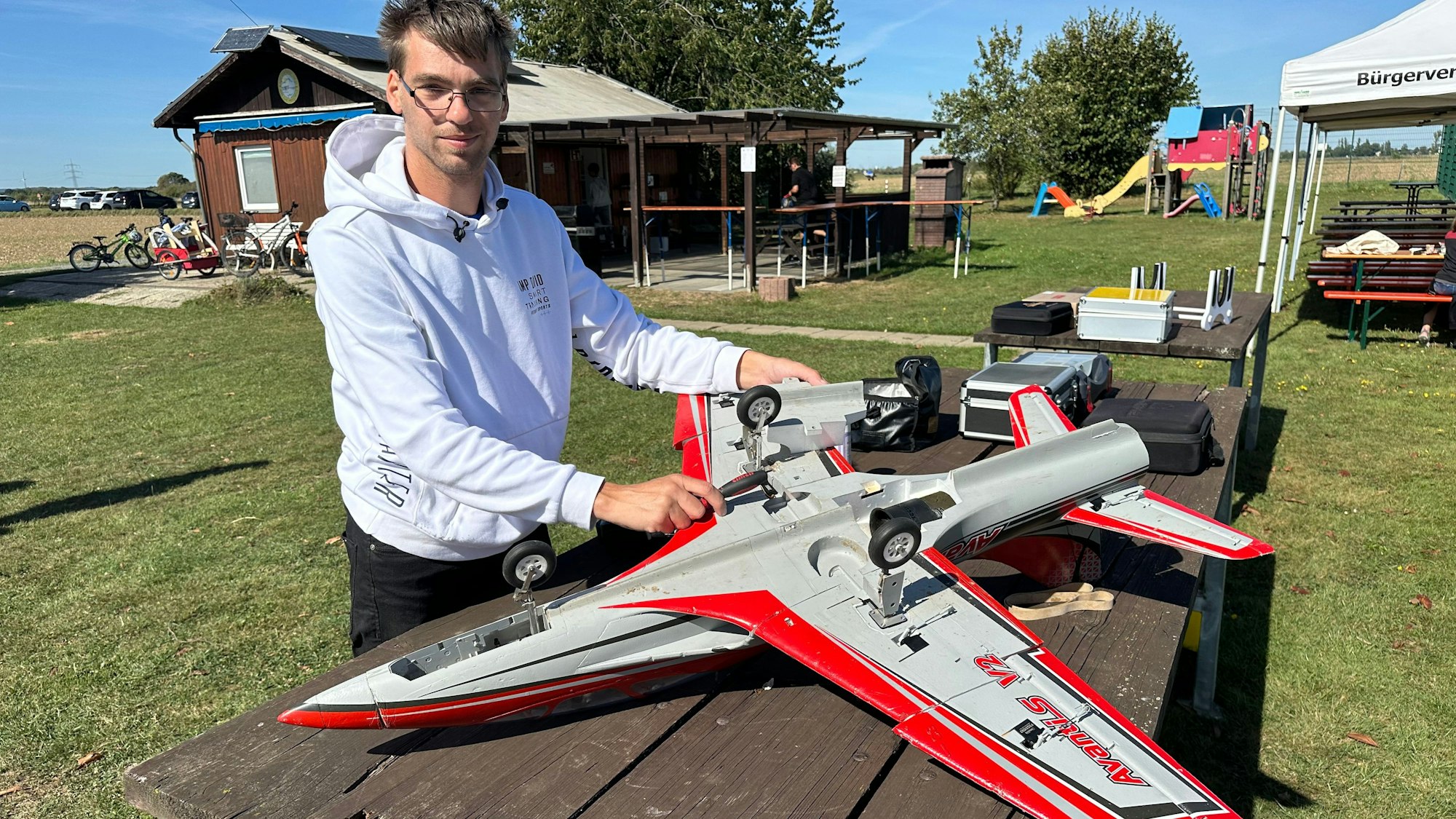Nils Lichius mit seinem Impeller-Jet, der mit seinen Elektrotriebwerken eine Geschwindigkeit von 120 km/h erreichen kann.