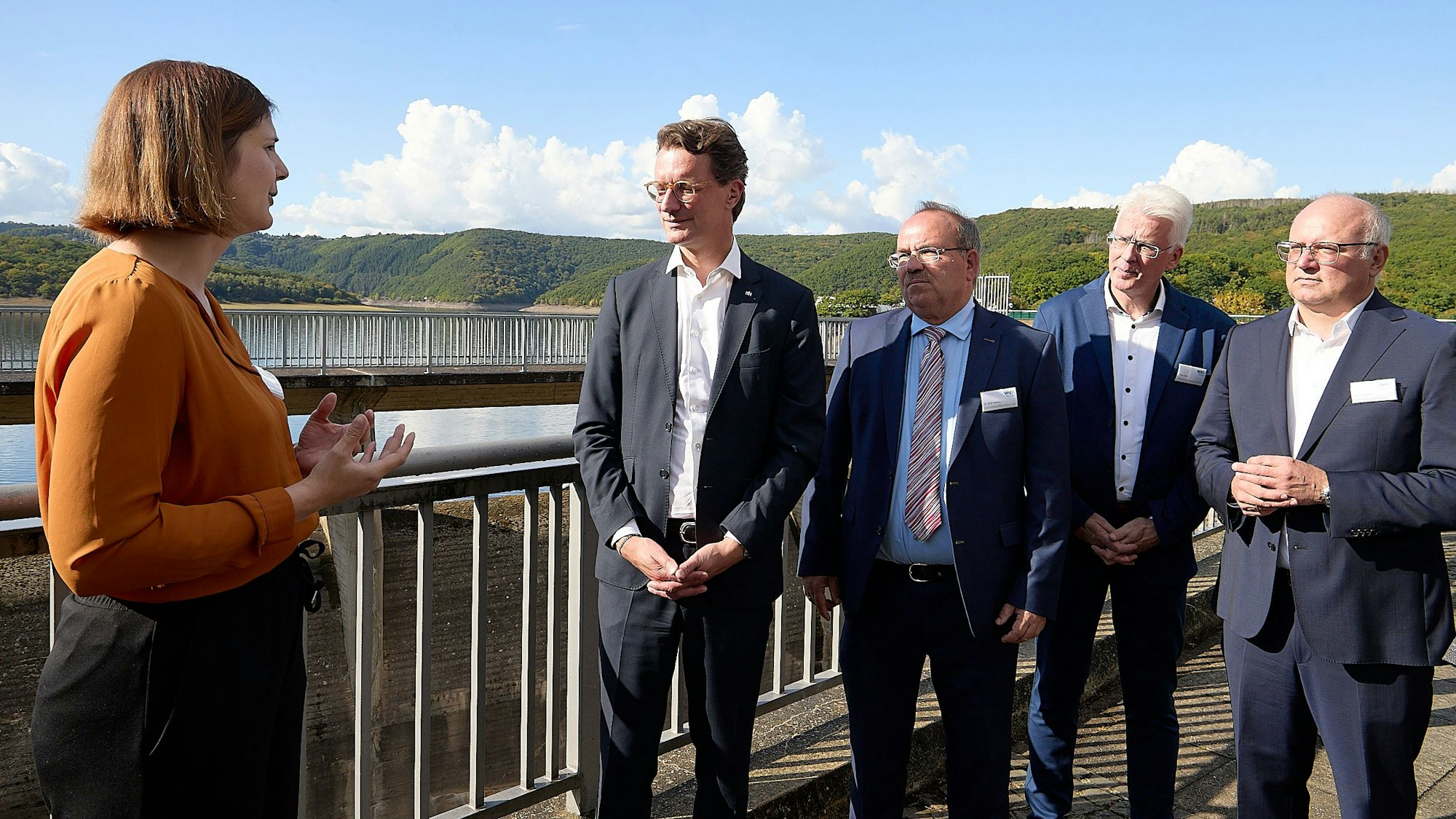 Das Bild zeigt die Obengenannten auf der Staumauer.